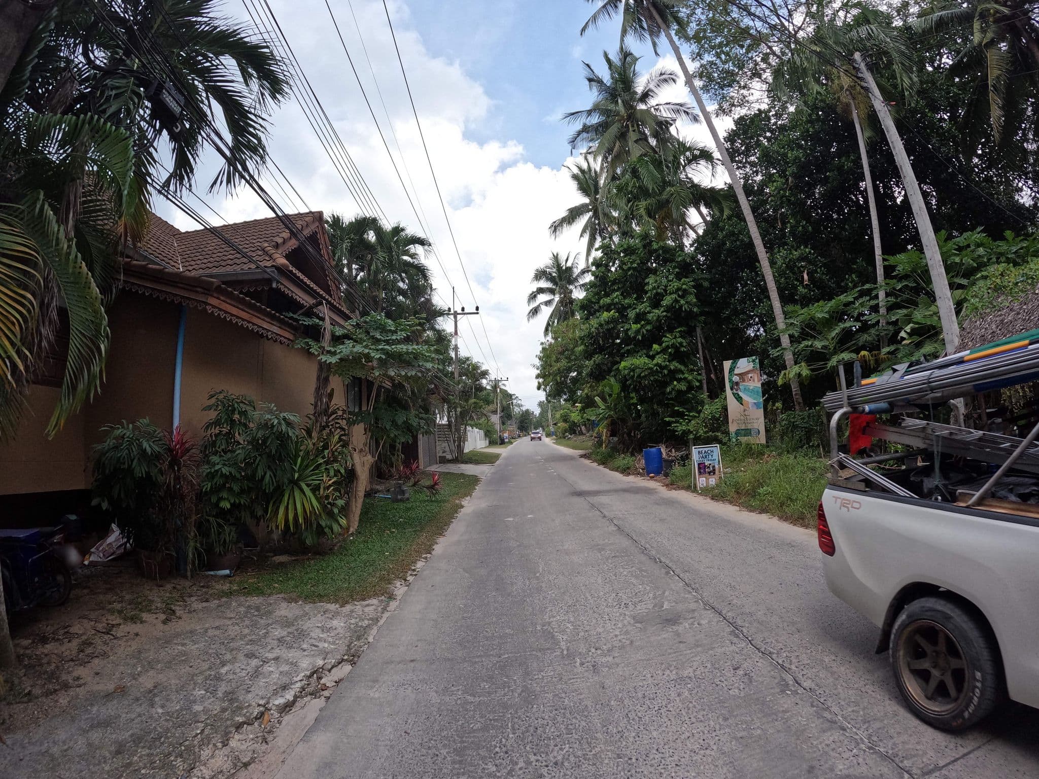 Street view near lipstik cabana, Ko Pha Ngan — © lucomsky (CC BY-SA · Mapillary)