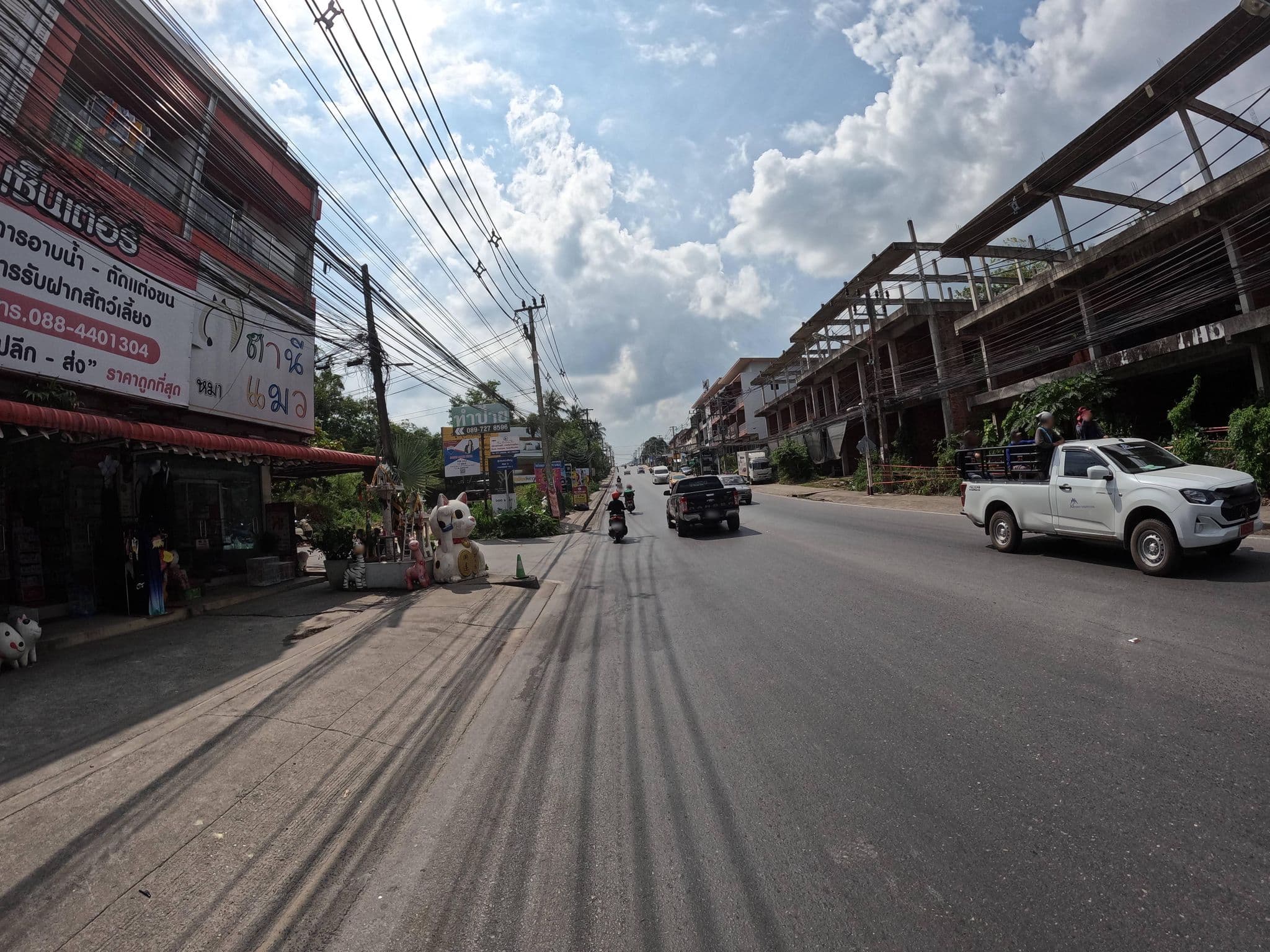 Street view near baan kwan charoen bungalow, Ko Samui — © lucomsky (CC BY-SA · Mapillary)