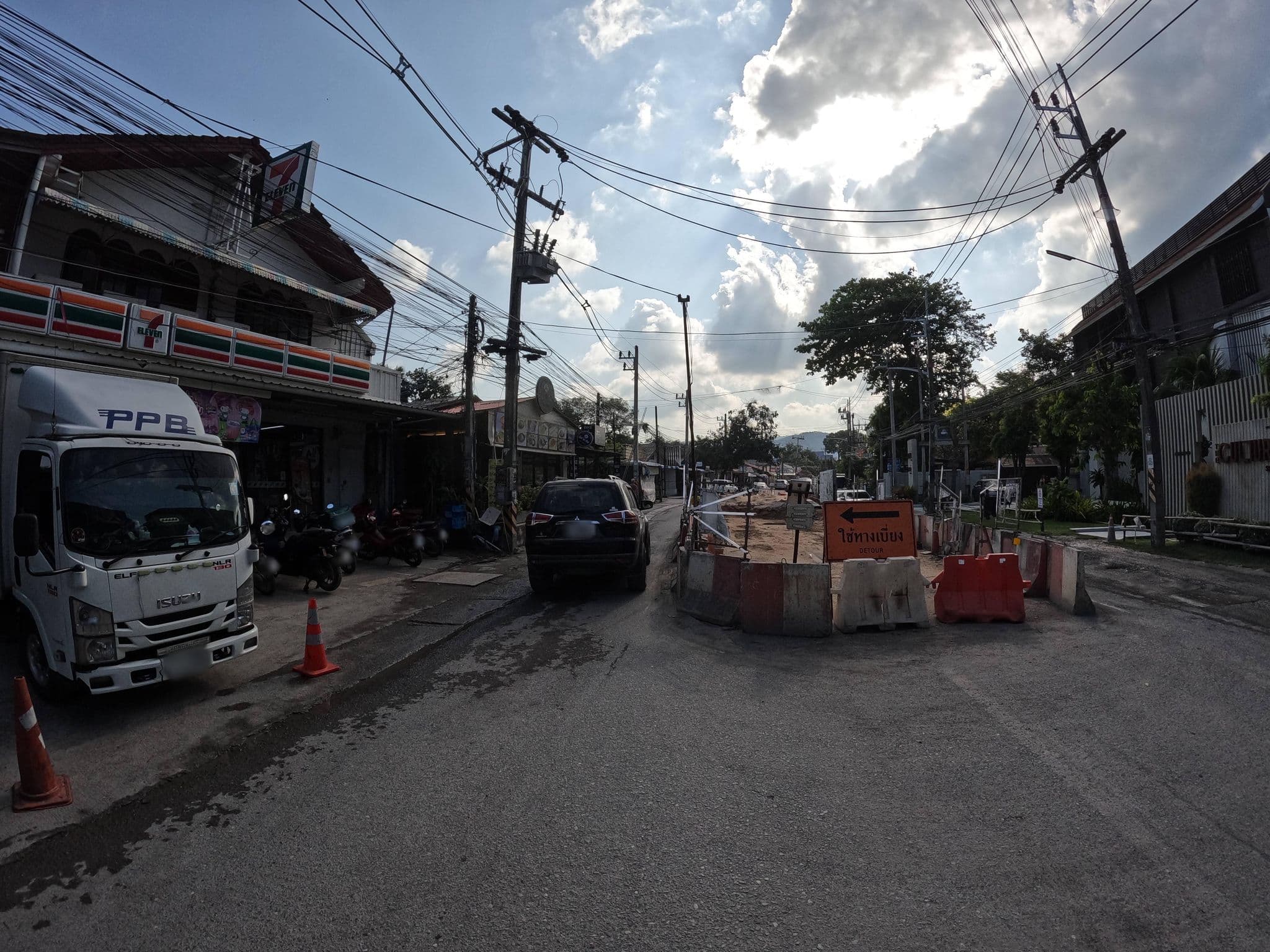 Street view near HIRUNBURI @SAMUI, Ko Samui — © lucomsky (CC BY-SA · Mapillary)