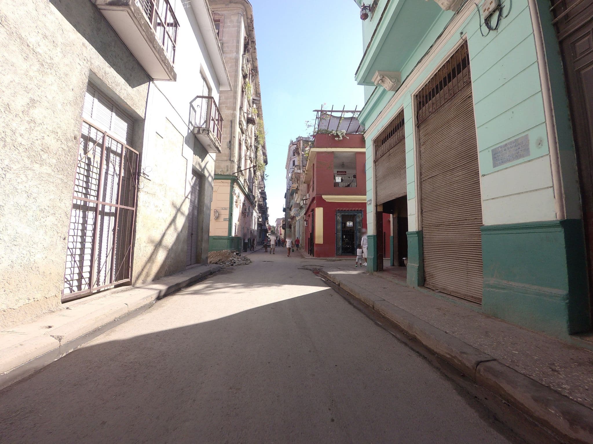 Street view near Casa Carlos y Graciela, La Habana Vieja