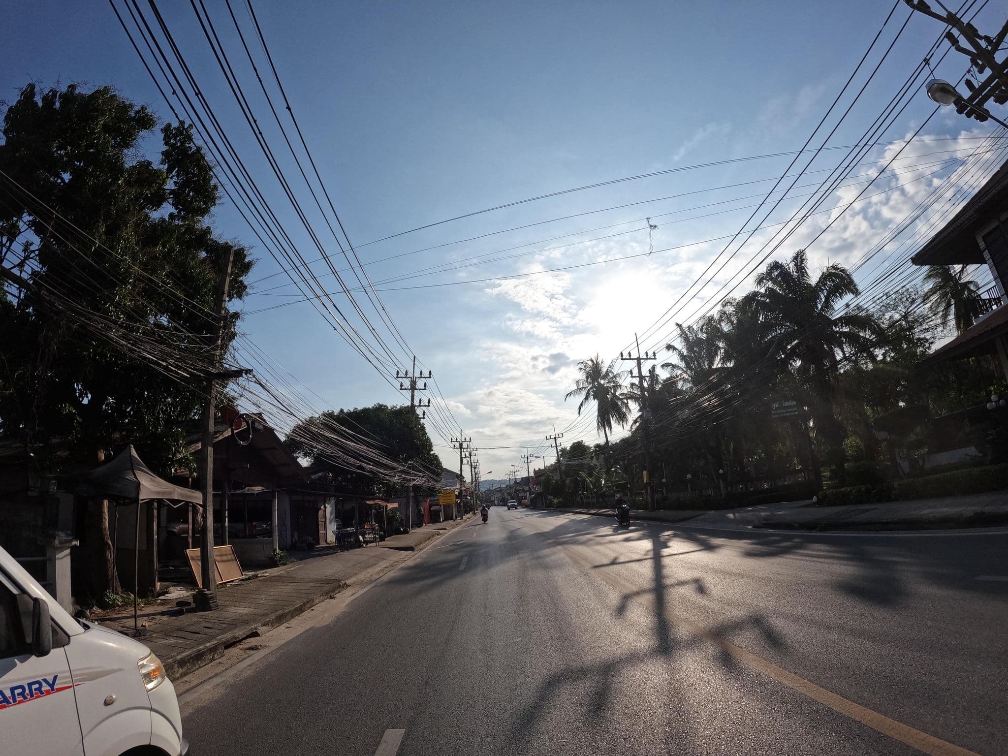 Street view near Holiday Park Hotel Lamai Beach, Ko Samui — © lucomsky (CC BY-SA · Mapillary)