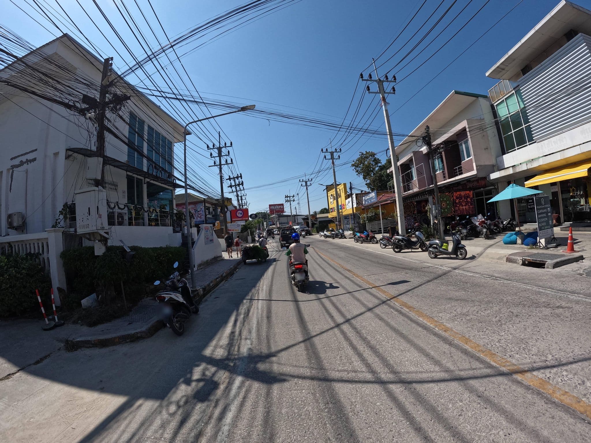 Street view near redcat, Ko Pha Ngan — © lucomsky (CC BY-SA · Mapillary)