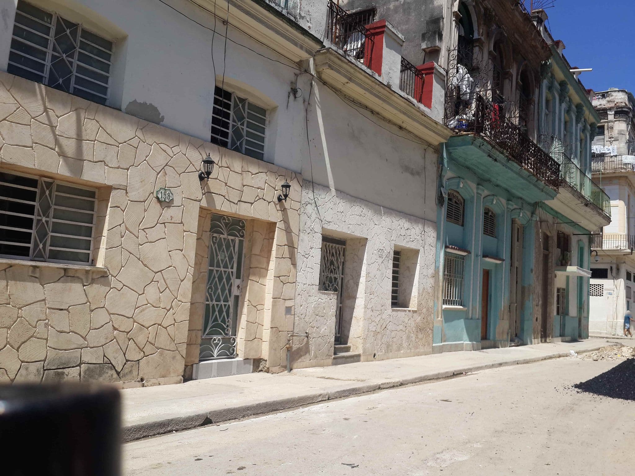 Street view near Casa Sary y Reinso, Centro Habana