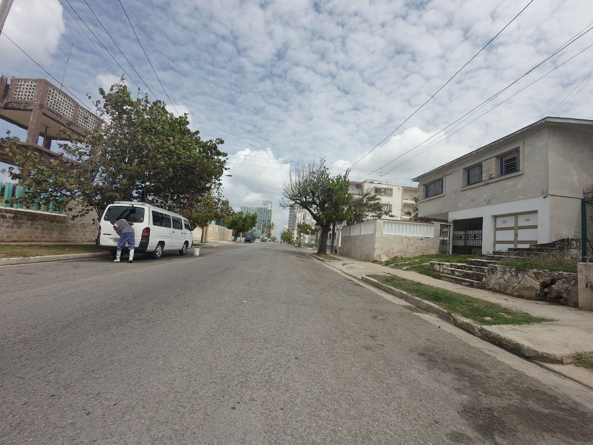 Street view near Renta de Habitaciones, Vedado
