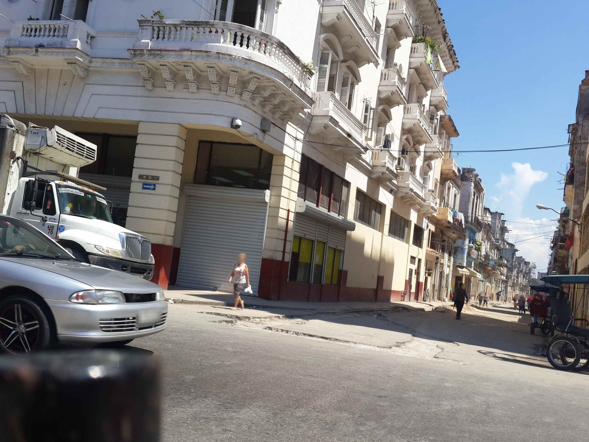 Street view near SweetrentGaliano, Centro Habana