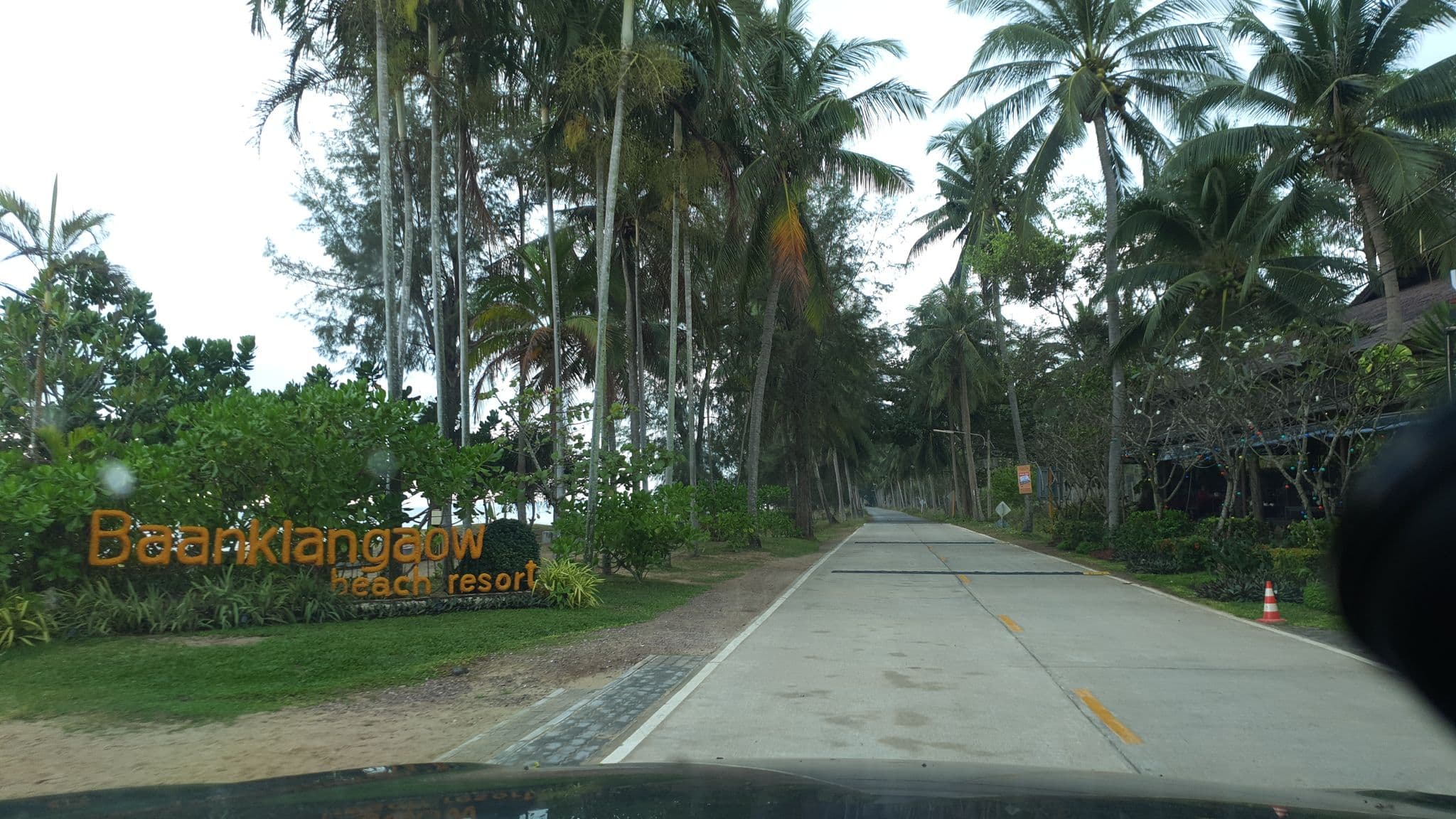 Street view near BaanKlangAow Beach Resort, Bang Saphan — © jrcarlsen (CC BY-SA · Mapillary)