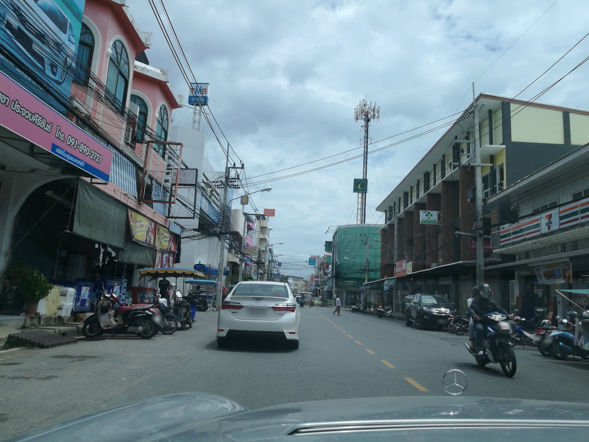 Street view near รร. อ่าวประจวบ, Prachuap Khiri Khan — © ratirat (CC BY-SA · Mapillary)
