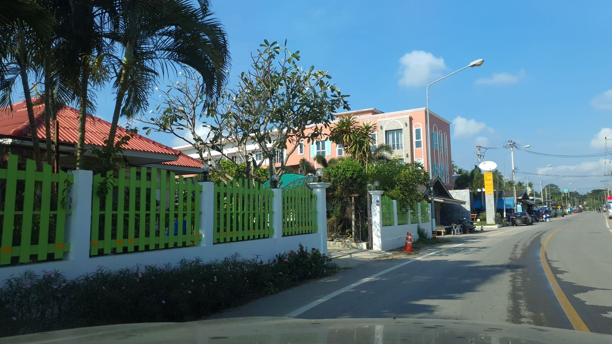 Street view near Sariphong Guest House, Bang Saphan — © jrcarlsen (CC BY-SA · Mapillary)