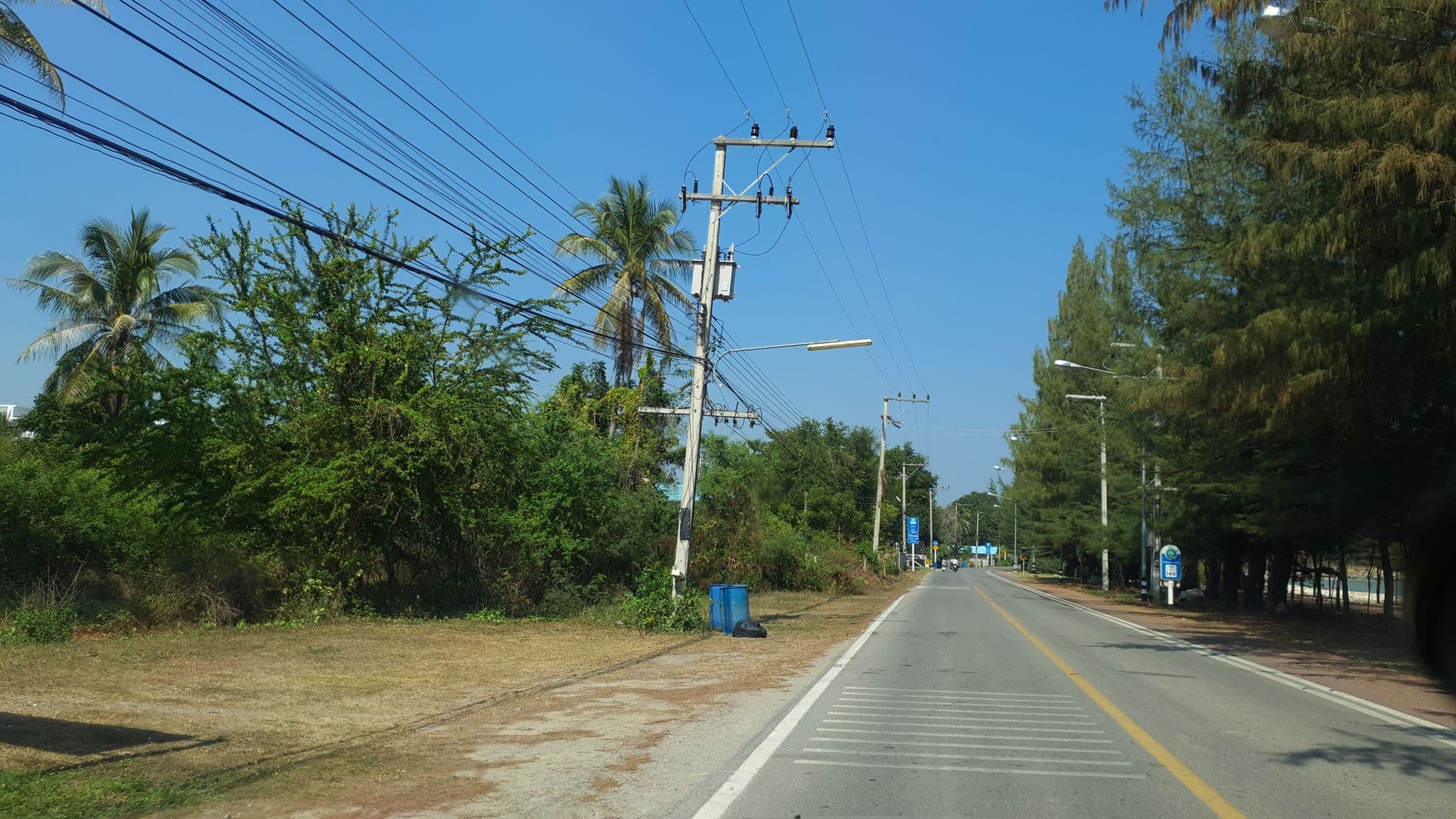 Street view near กุยบุรี รีสอร์ต แอนด์ สปา, Sam Roi Yot — © jrcarlsen (CC BY-SA · Mapillary)