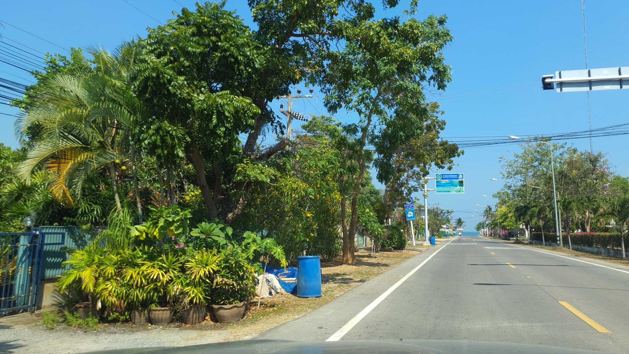 Street view near เดอะกรีนบีชรีสอร์ท ปราณบุรี, Sam Roi Yot — © jrcarlsen (CC BY-SA · Mapillary)