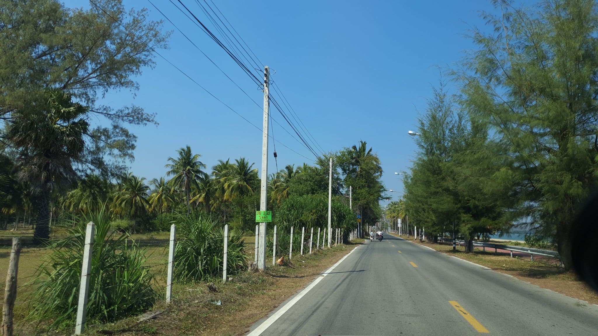 Street view near สามร้อยยอด ฮอลิเดย์ รีสอร์ท | Sam Roi Yod Holiday Resort, Sam Roi Yot — © jrcarlsen (CC BY-SA · Mapillary)