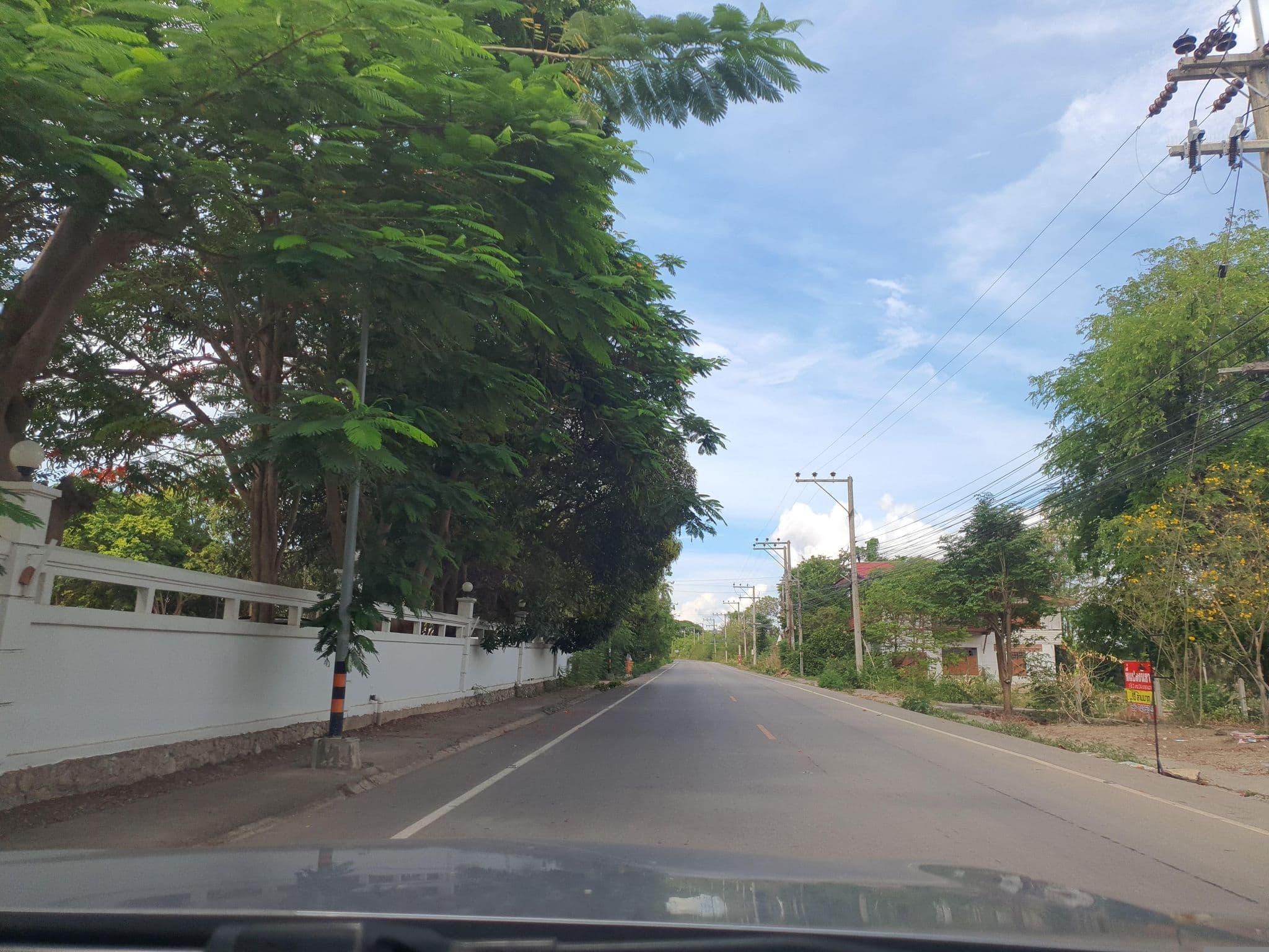 Street view near รอยัลบีช, Tha Yang — © jrcarlsen (CC BY-SA · Mapillary)