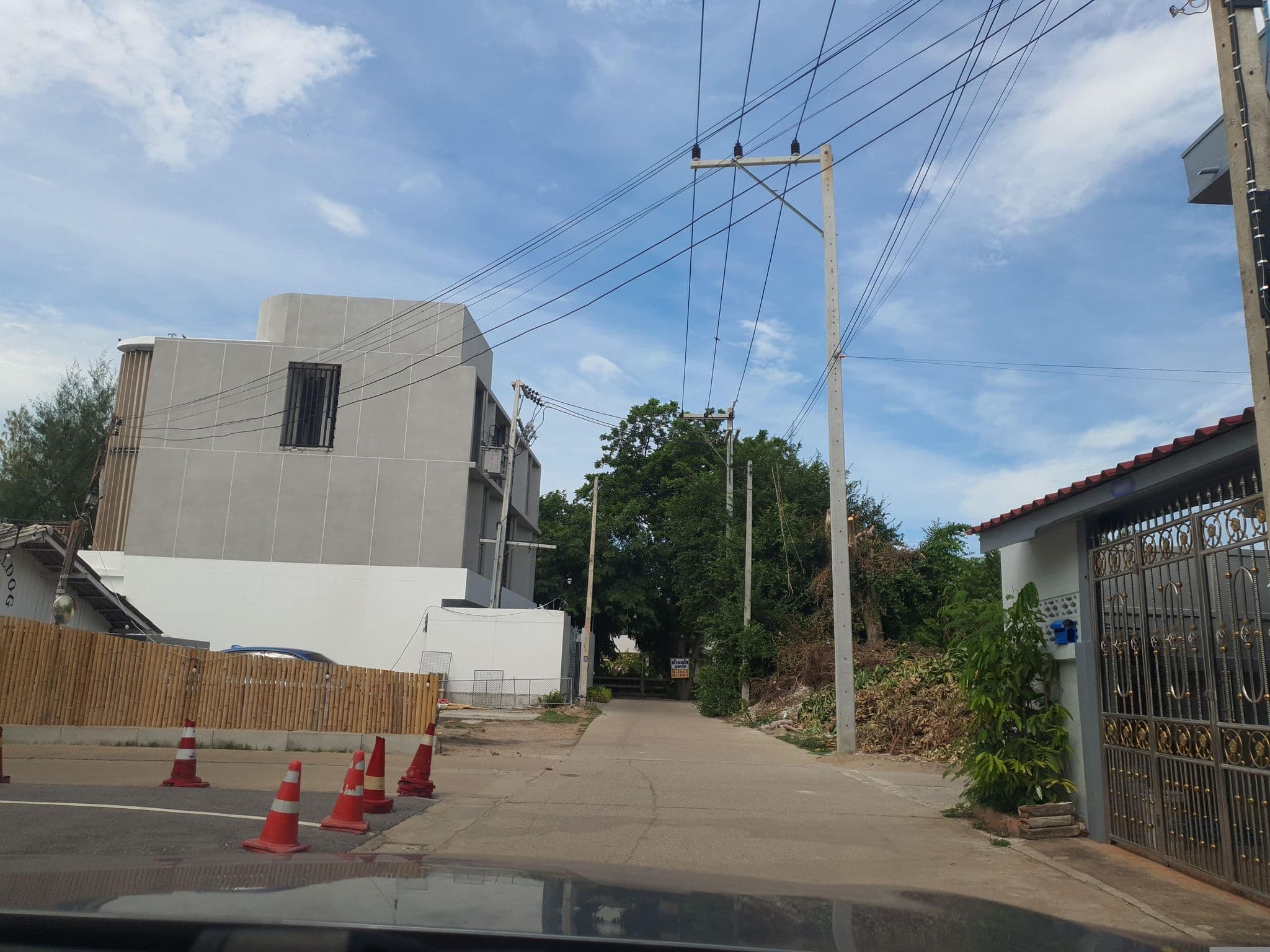 Street view near แค็บสโตน รีสอร์ท, Phetchaburi — © jrcarlsen (CC BY-SA · Mapillary)