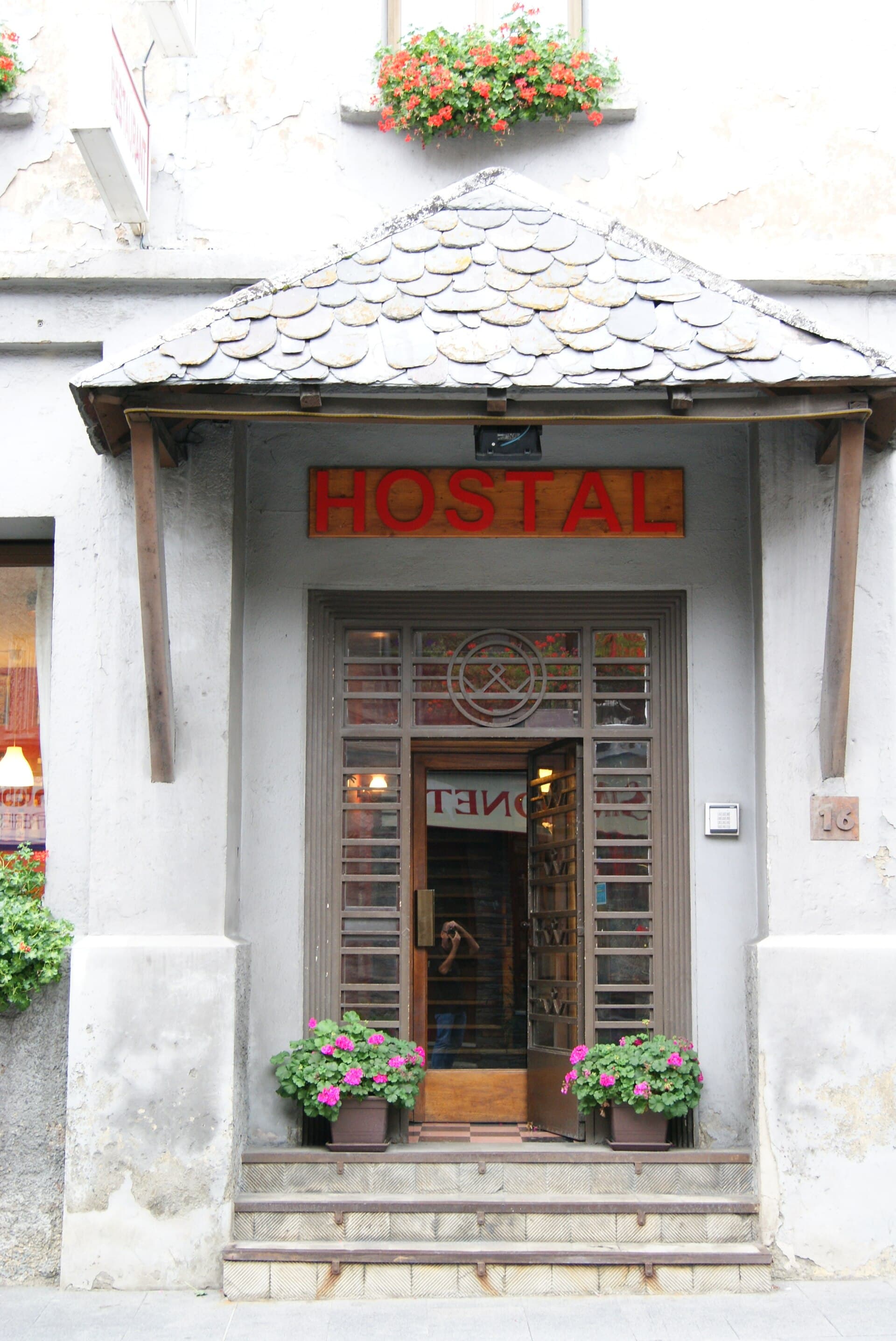 Hostal Palanques (via Wikimedia Commons, CC BY-SA 3.0)