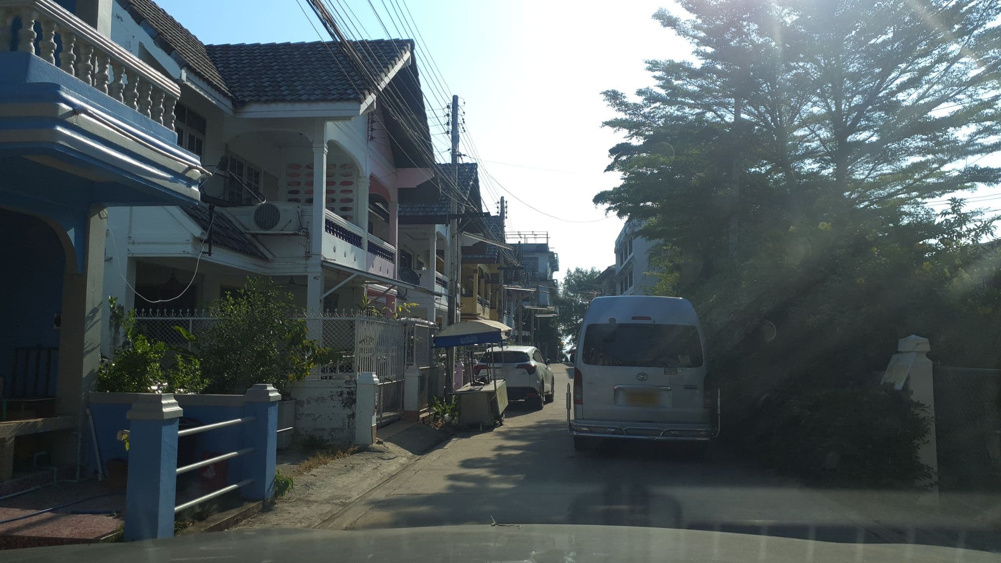Street view near ชะอำ วิลล่า บีช โฮเทล, Cha-am — © jrcarlsen (CC BY-SA · Mapillary)