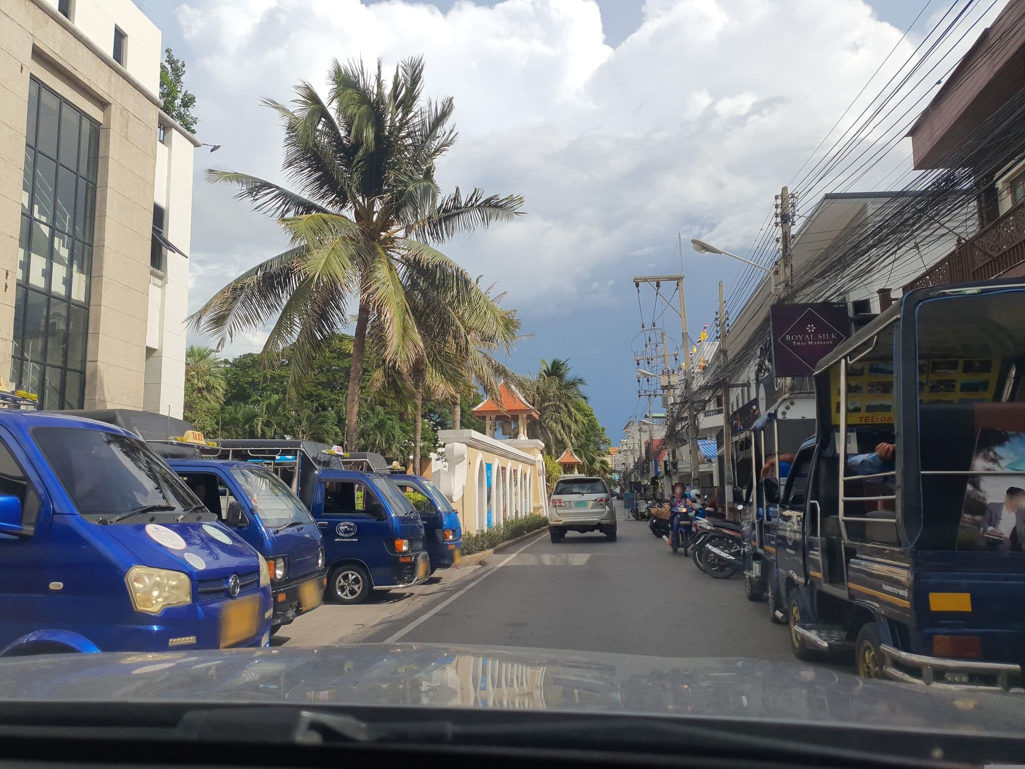 Street view near หัวหิน, Hua Hin — © jrcarlsen (CC BY-SA · Mapillary)