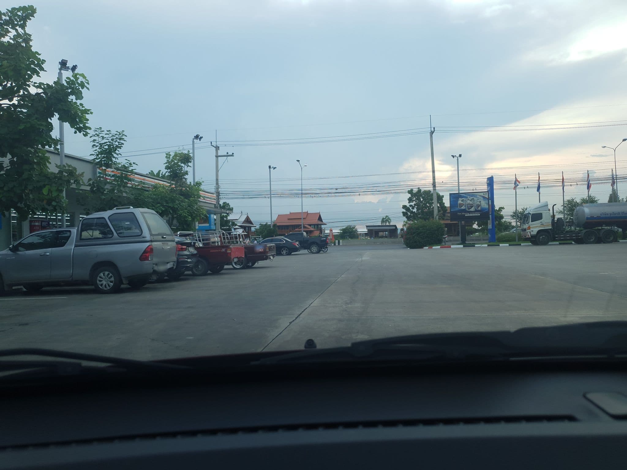 Street view near Long Beach Cha-Am Hotel, Tha Yang — © jgauvasu (CC BY-SA · Mapillary)