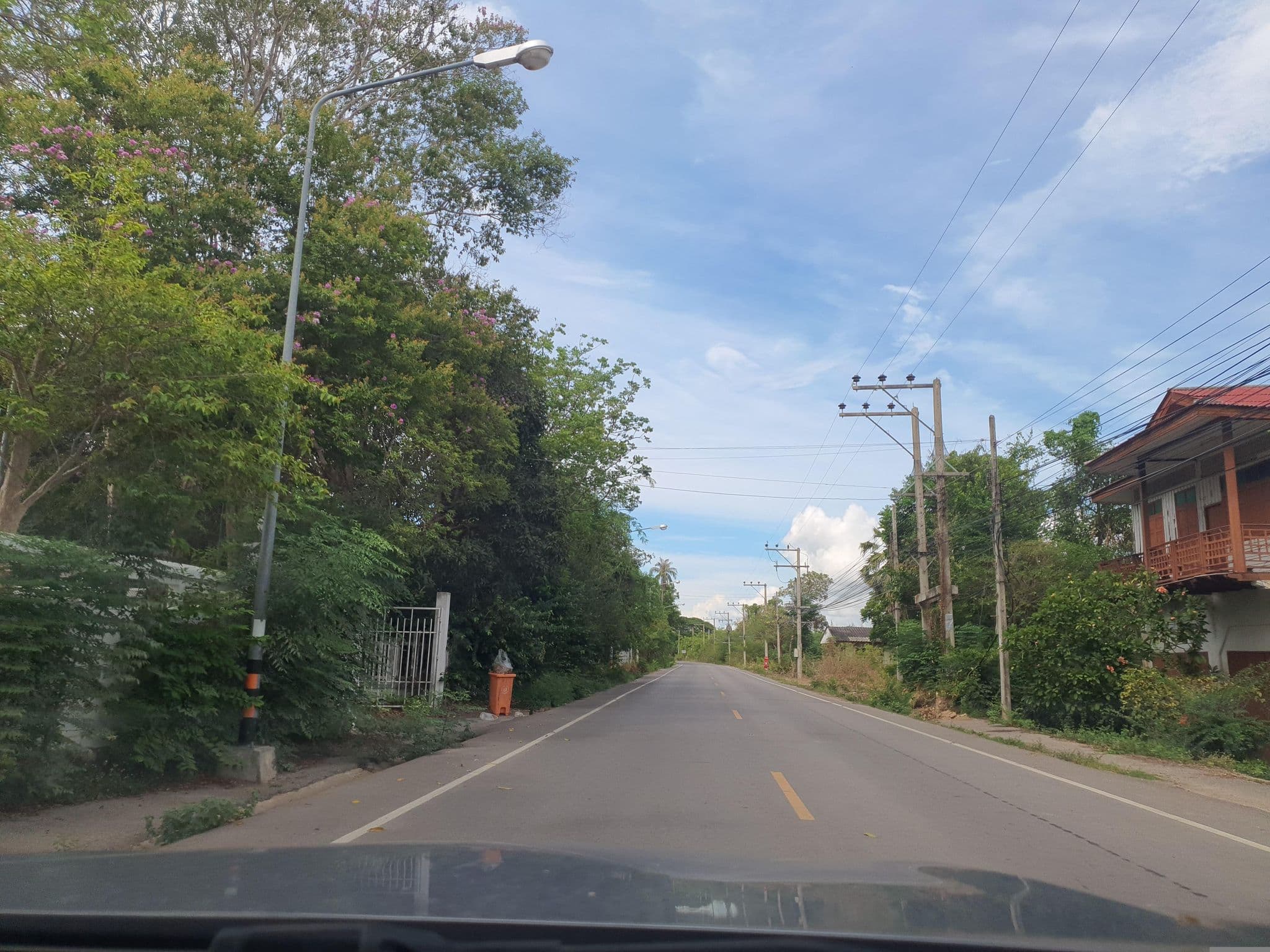 Street view near Cha-Am Royal Beach, Tha Yang — © jrcarlsen (CC BY-SA · Mapillary)