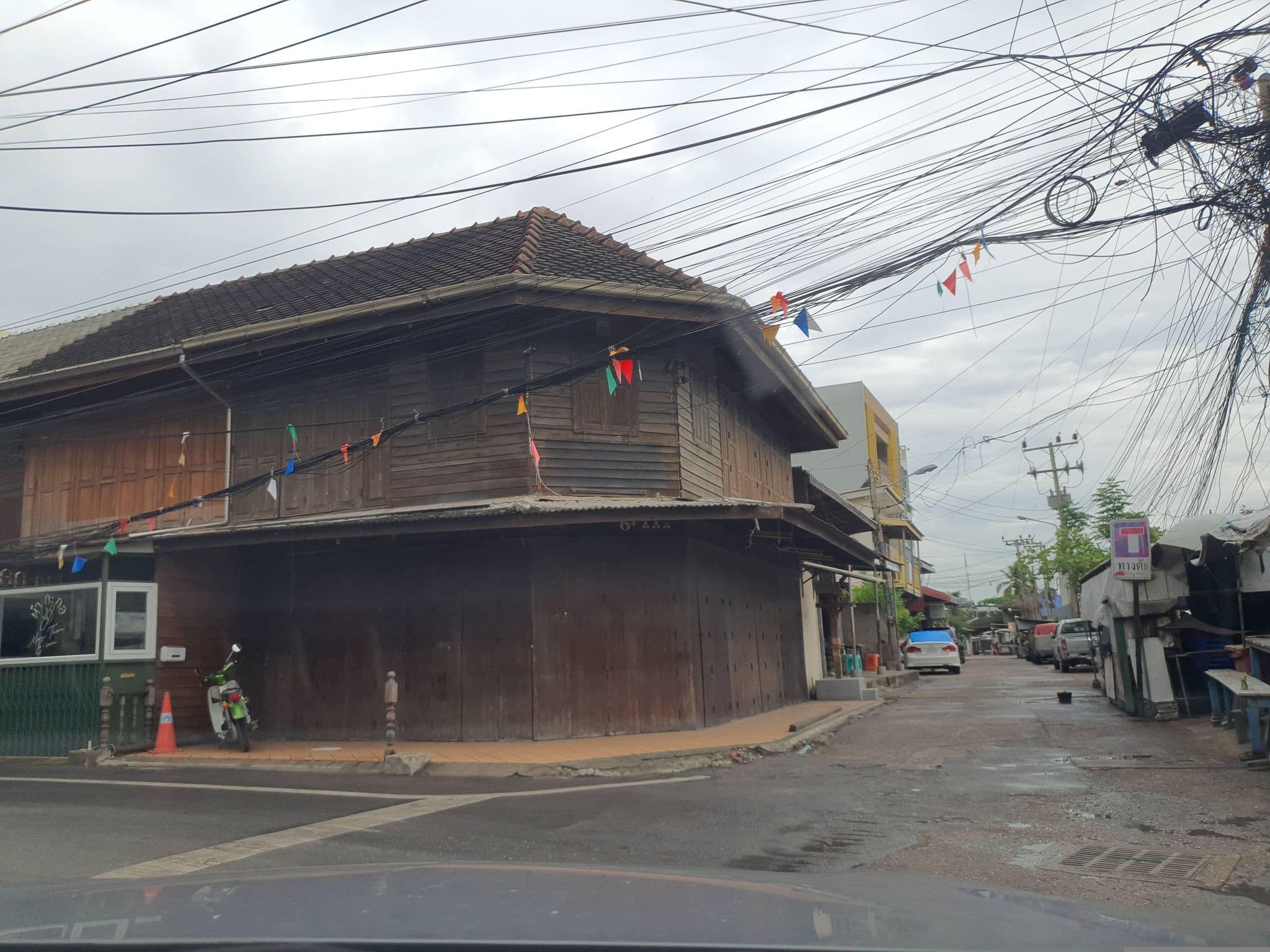 Street view near Fat Cat Guesthouse, Hua Hin — © jrcarlsen (CC BY-SA · Mapillary)
