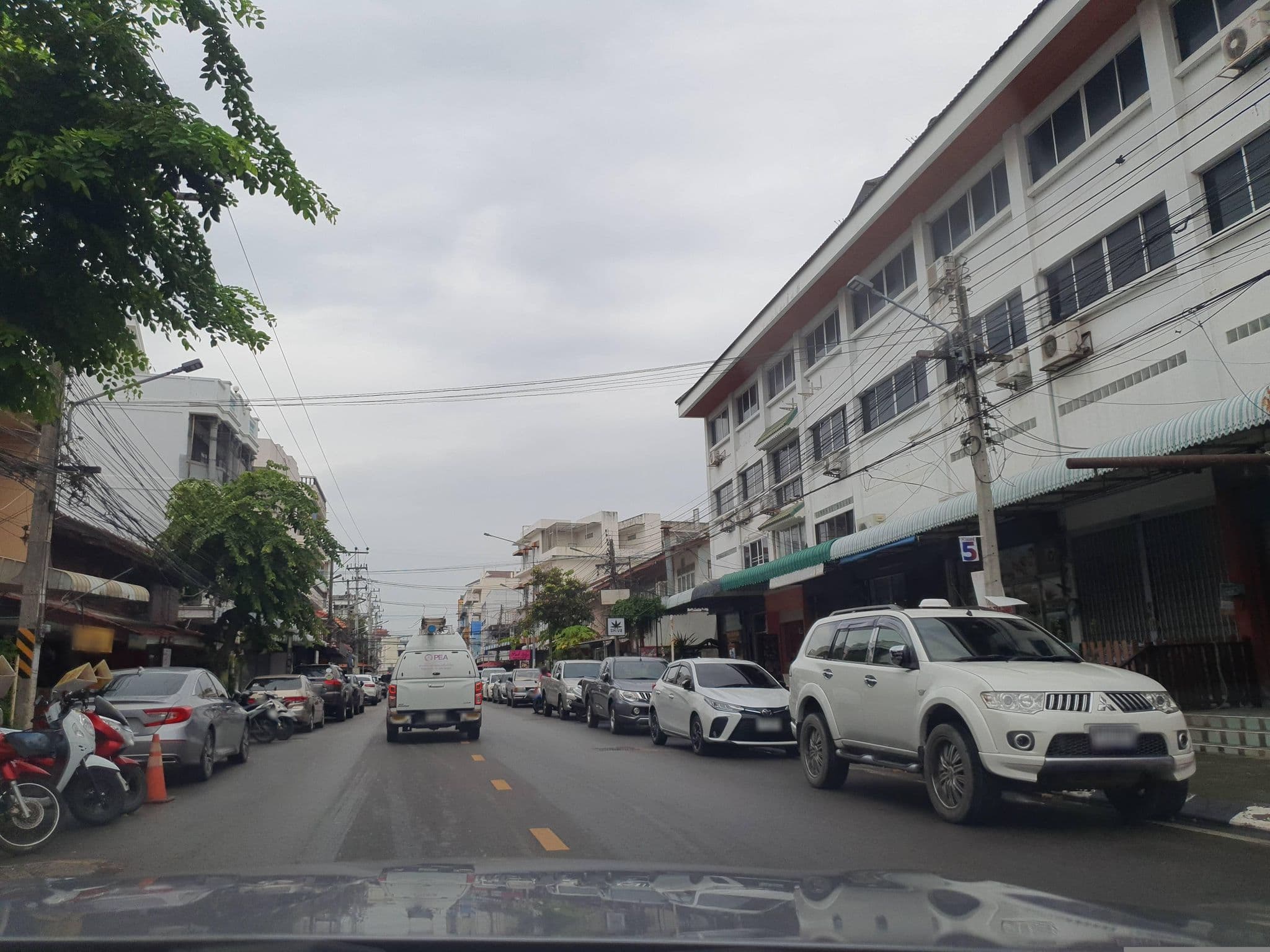Street view near Pananchai Hotel, Hua Hin — © jrcarlsen (CC BY-SA · Mapillary)