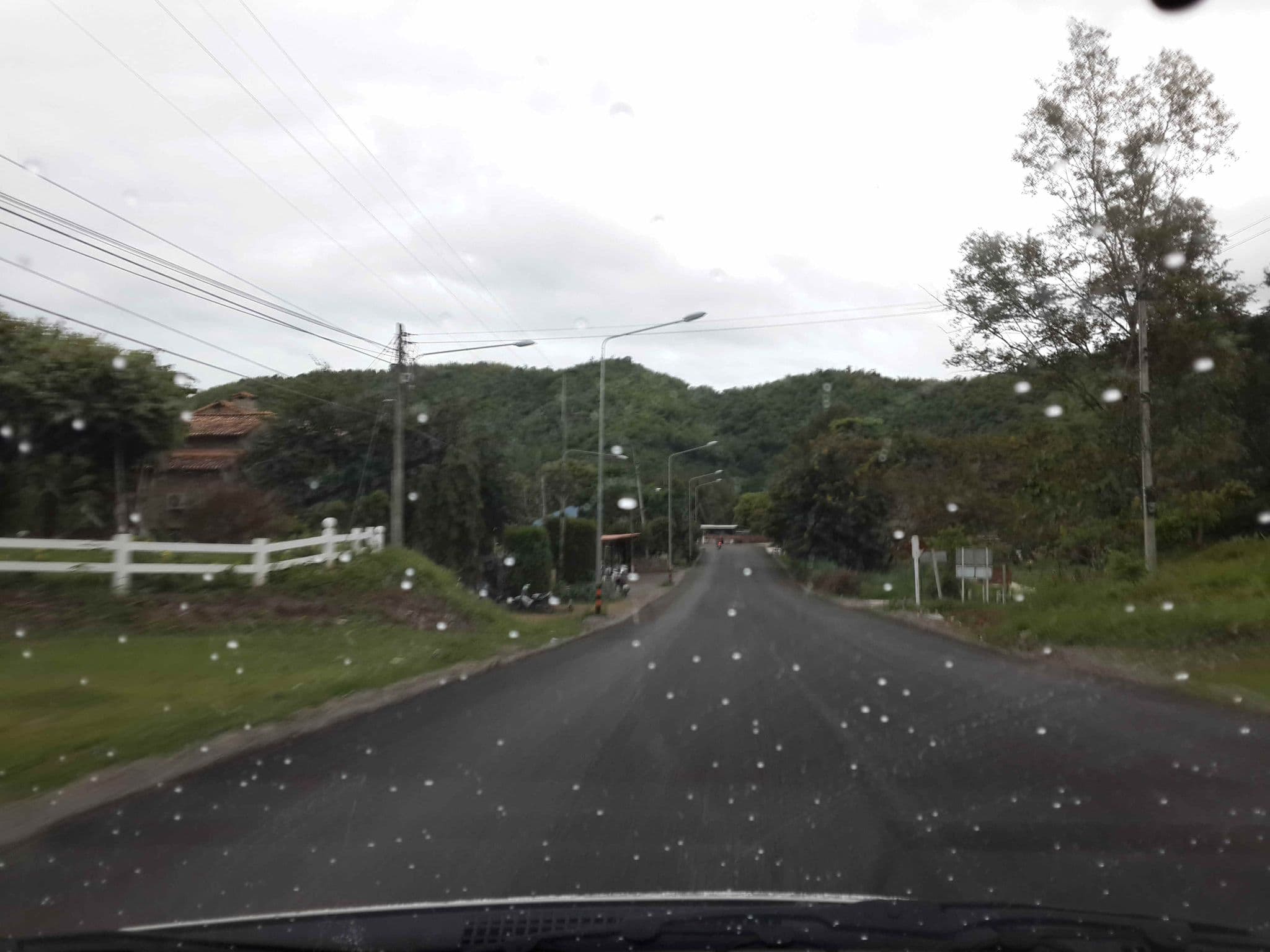 Street view near บ้านมิ่งโมฬี สวนผึ้ง, Chom Bueng — © mishari (CC BY-SA · Mapillary)
