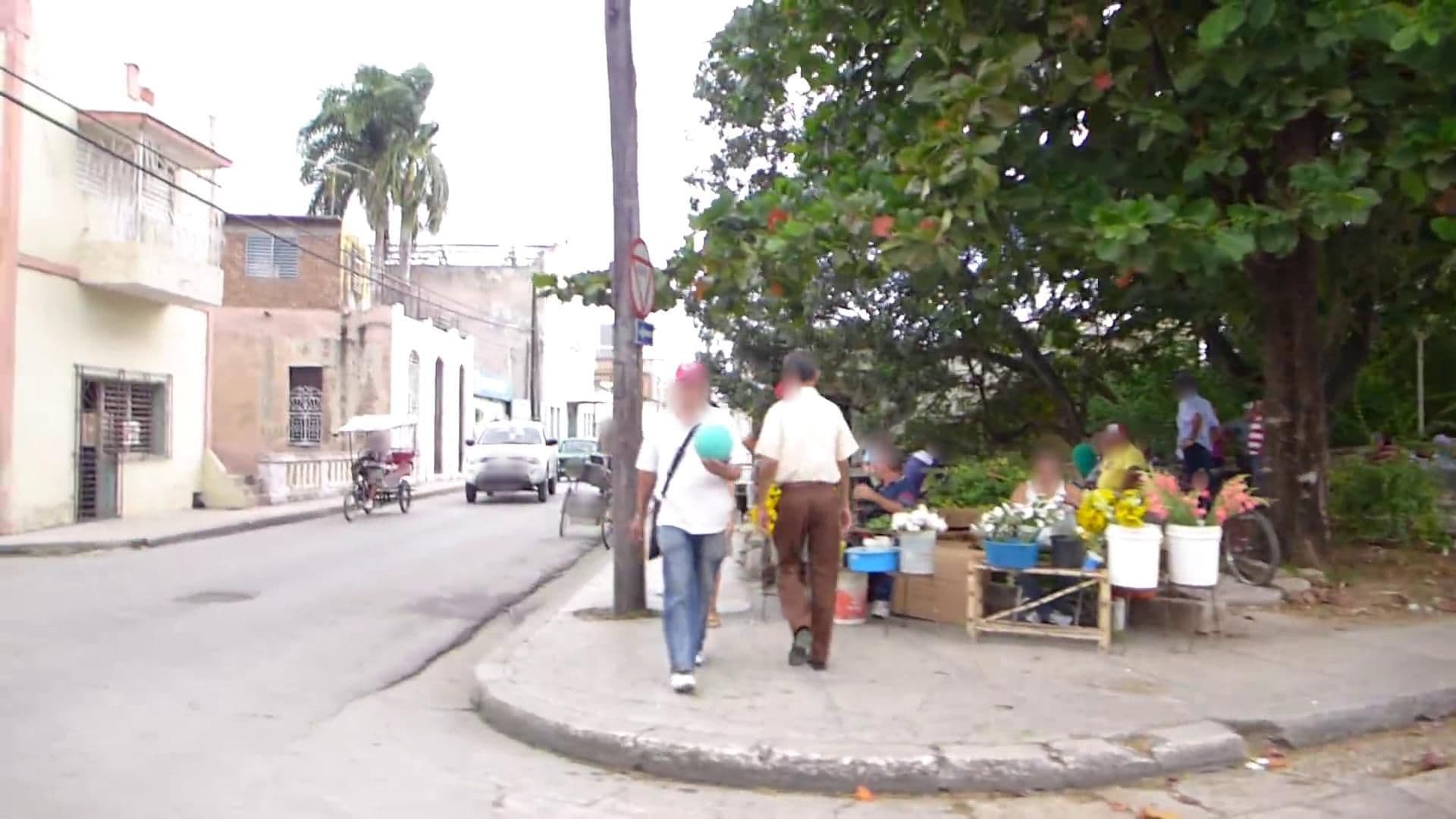 Street view near Palacio del Jardín, Holguín
