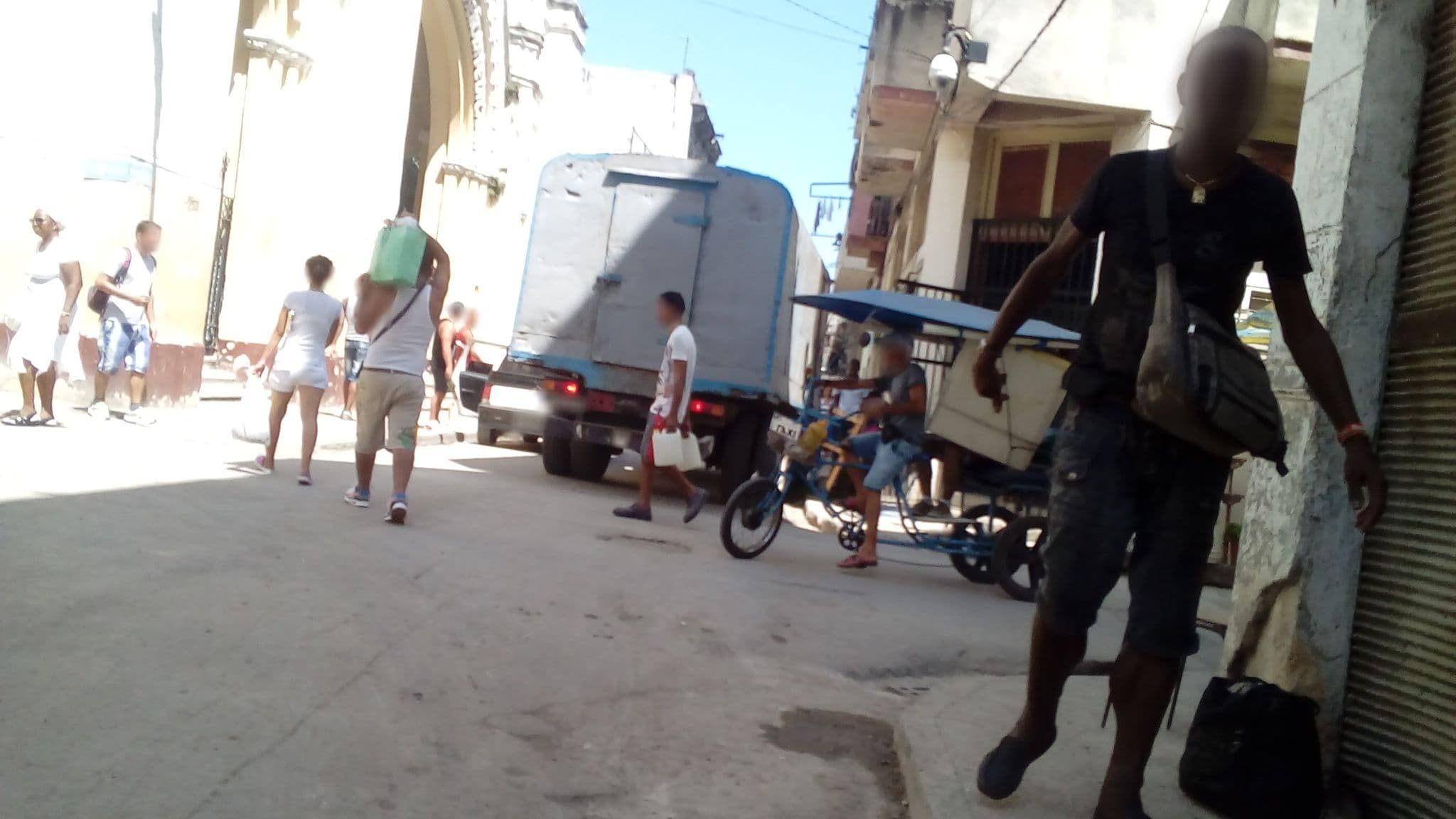 Street view near Casa Manrique 605, Centro Habana