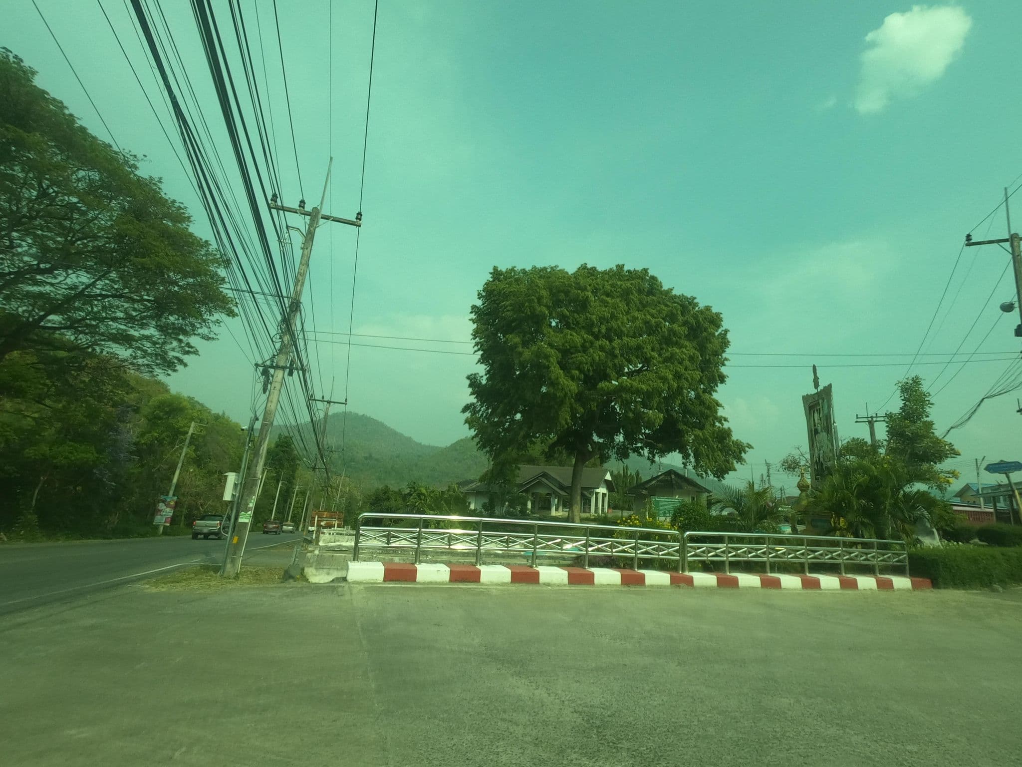 Street view near บ้านไพฑูรย์@บ้านพักเขื่อนศรีนครินทร์, Bo Phloi — © sisaket (CC BY-SA · Mapillary)