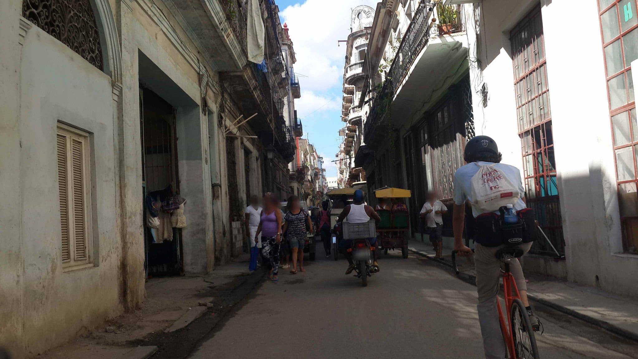 Street view near Yuli&Erick, La Habana Vieja