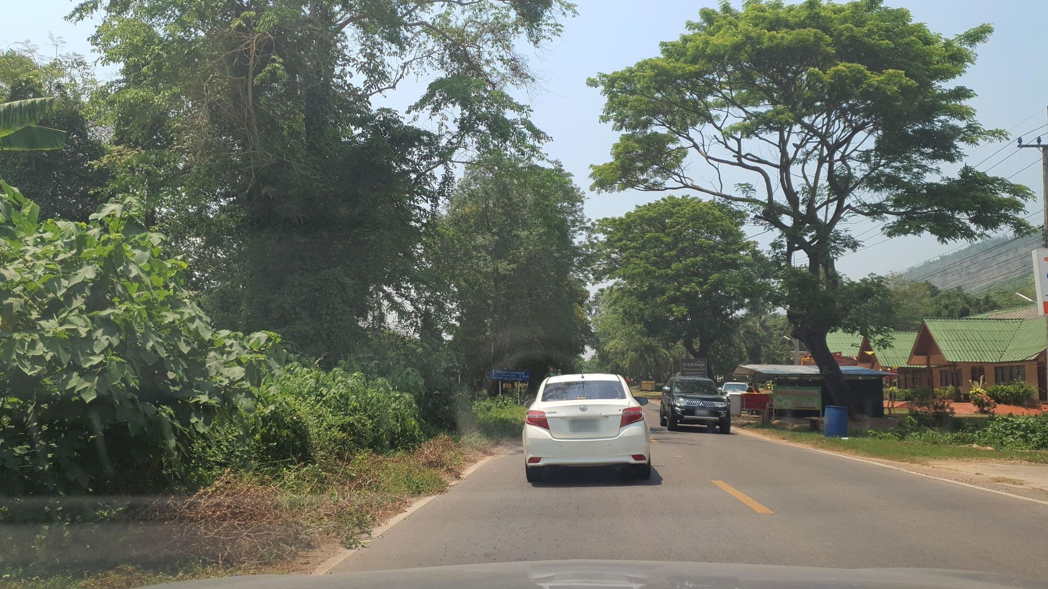 Street view near บ้านรุ่งตะวัน, Bo Phloi — © jrcarlsen (CC BY-SA · Mapillary)