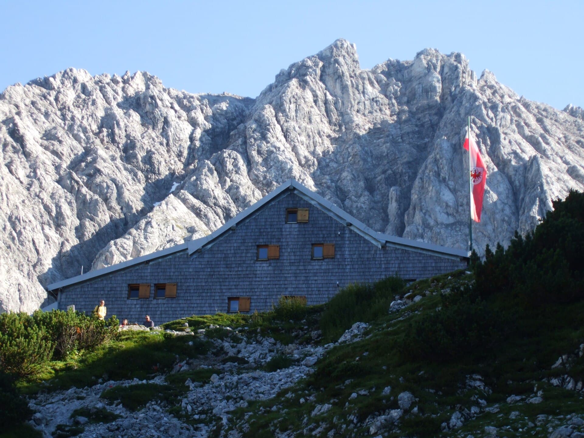 Coburger Hütte (via Wikimedia Commons, CC BY 3.0)
