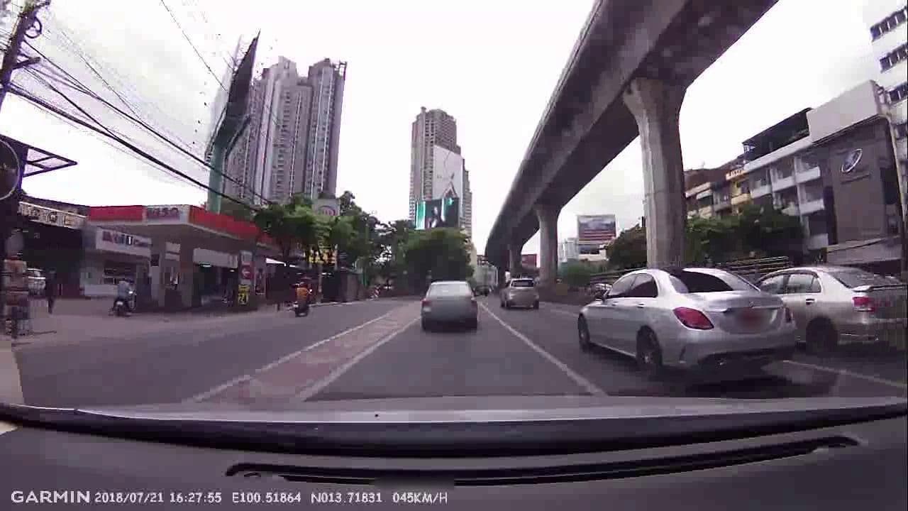 Street view near The Elegance Suites Bangkok, Bang Rak Subdistrict — © noonishere (CC BY-SA · Mapillary)