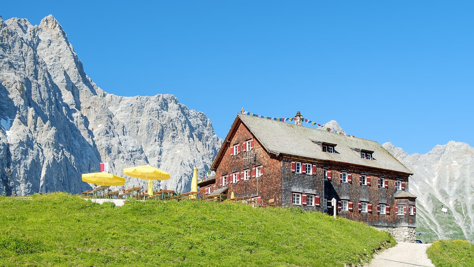 Falkenhütte (via Wikimedia Commons, CC BY-SA 4.0)