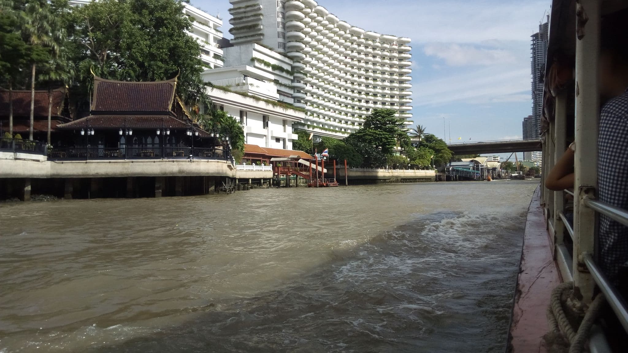 Street view near Shangri-La Wing Swimming Pool, Bang Rak Subdistrict — © ozflor (CC BY-SA · Mapillary)
