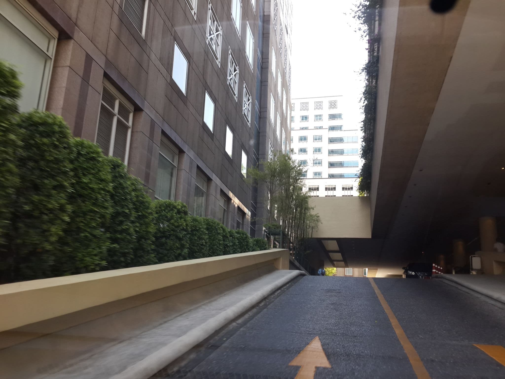 Street view near ホリディインシーロム, Bang Rak Subdistrict — © mishari (CC BY-SA · Mapillary)