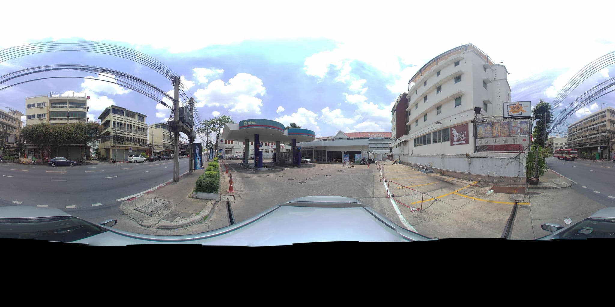 Street view near Mad Monkey Pool, Phra Nakhon — © P05466 (CC BY-SA · Mapillary)
