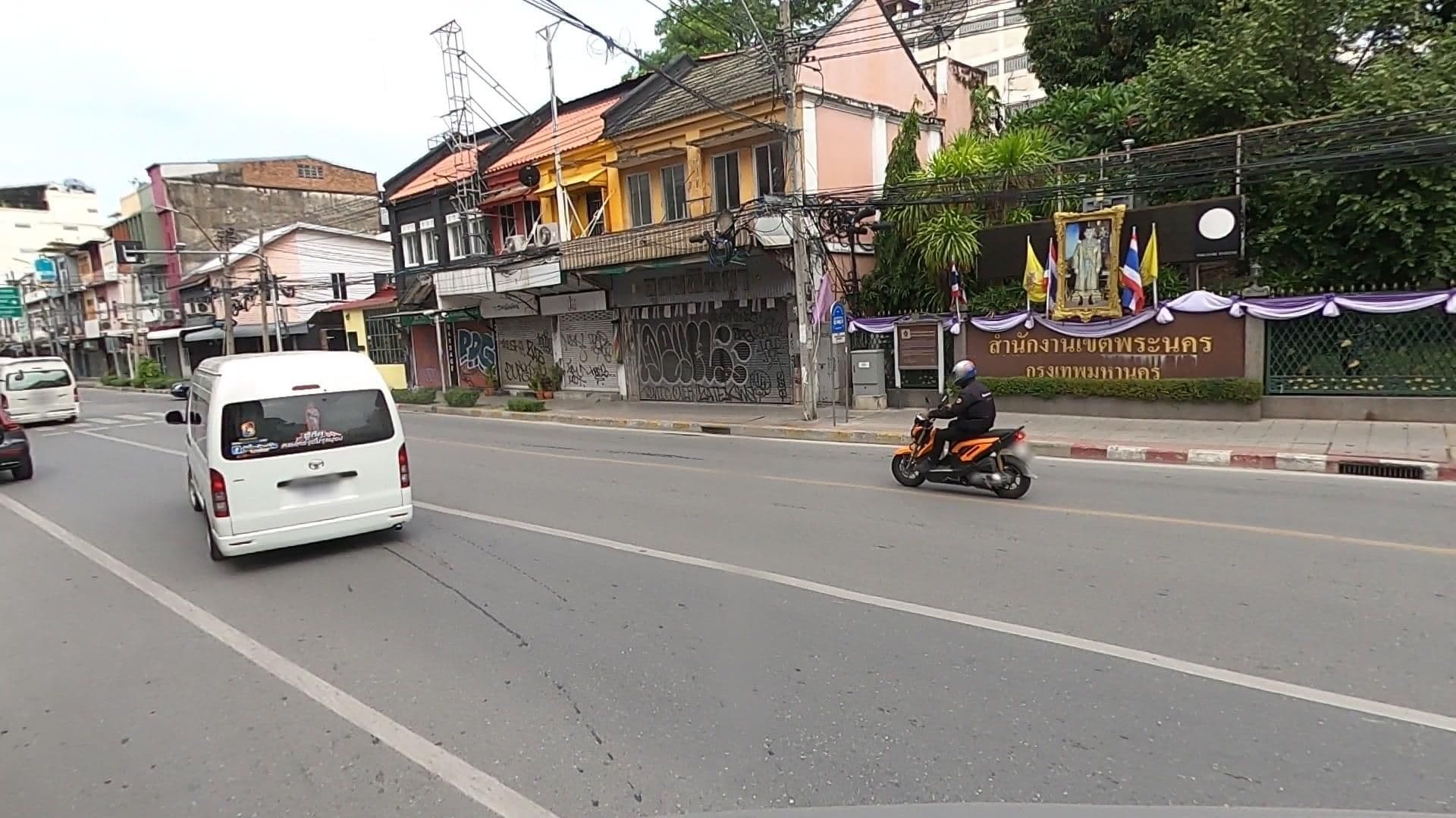 Street view near Born Free Hostel, Phra Nakhon — © geocruizer (CC BY-SA · Mapillary)
