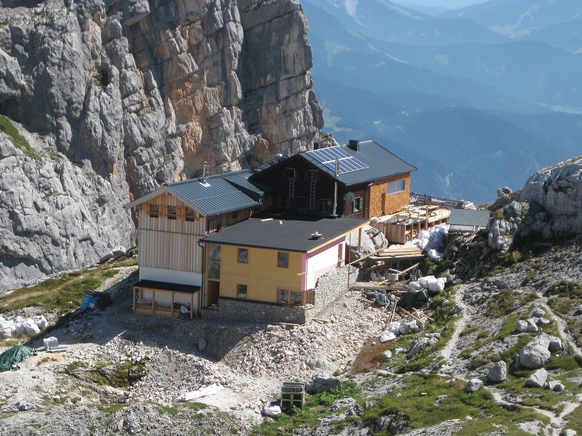Passauer Hütte (via Wikimedia Commons, CC BY-SA 3.0)