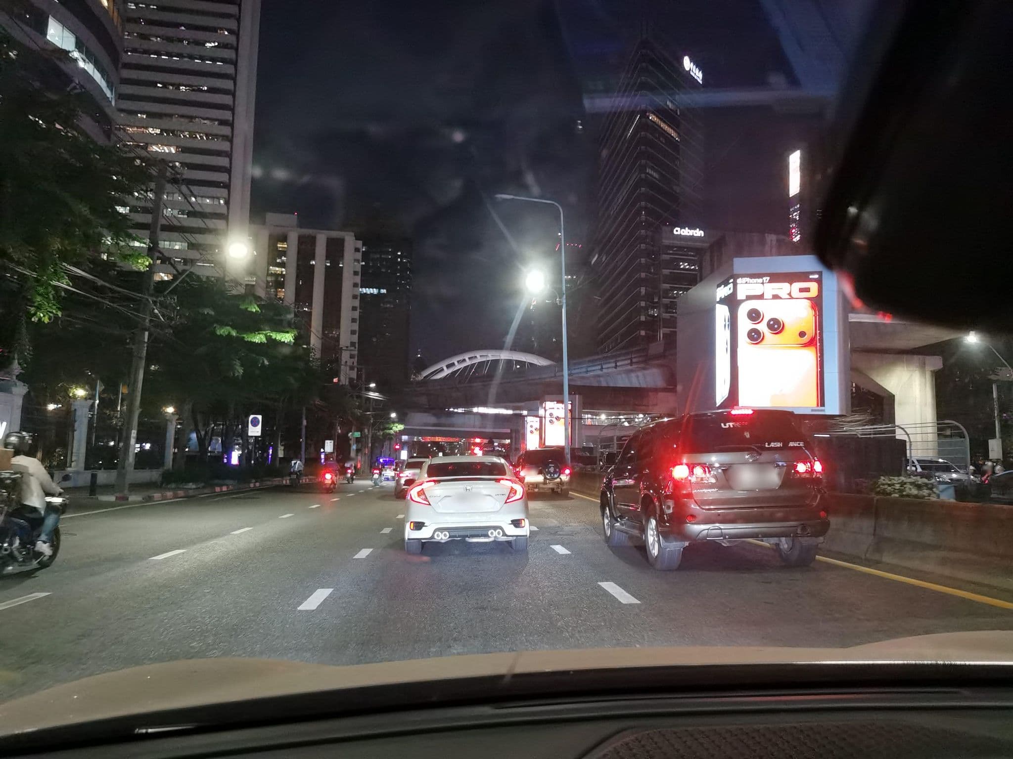 Street view near Room 1713 - W Bangkok, Bang Rak — © lin_wang (CC BY-SA · Mapillary)