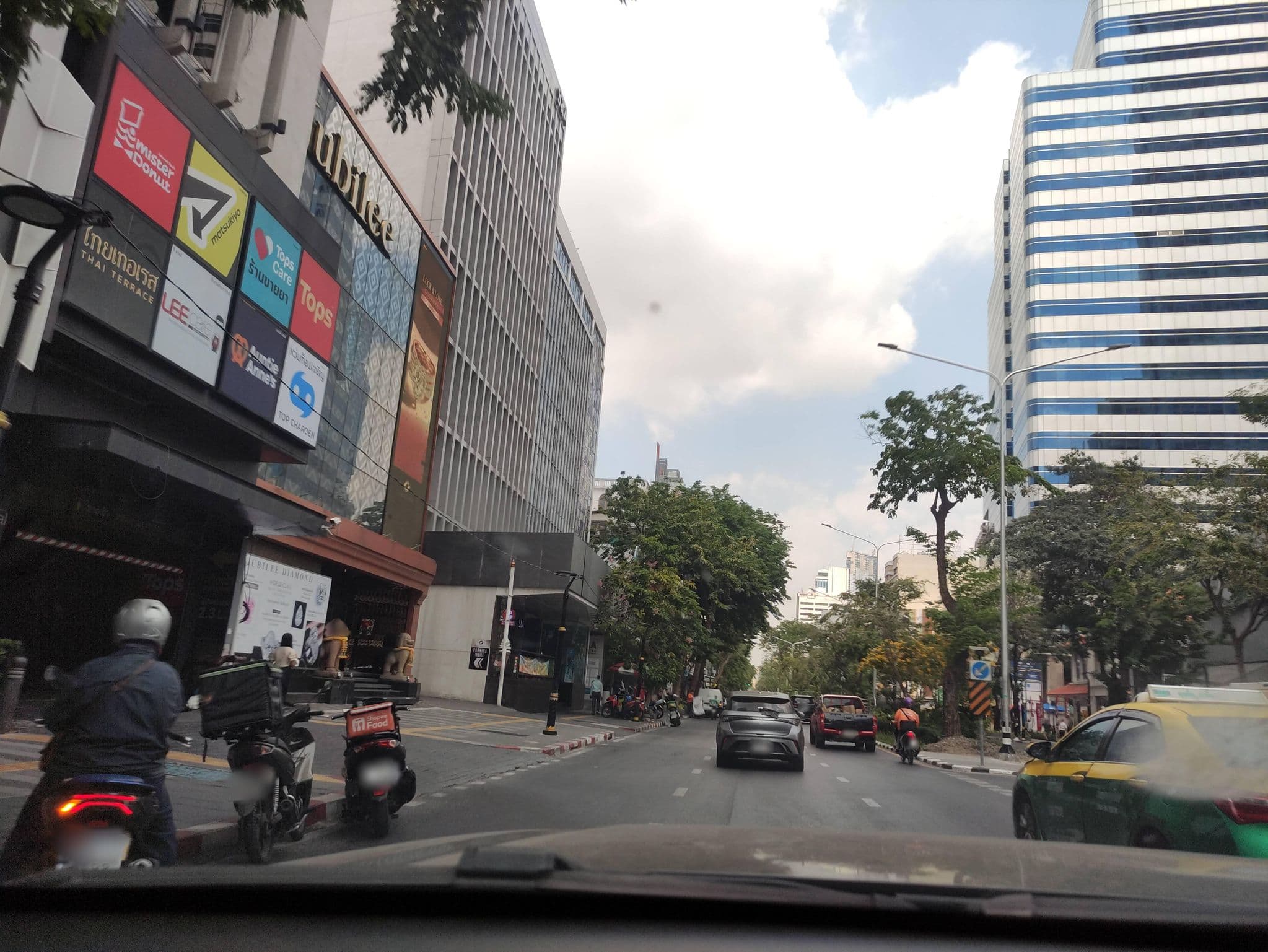 Street view near Folk Poshtel Bangkok, Bang Rak — © kasetitkml_pipitchai (CC BY-SA · Mapillary)