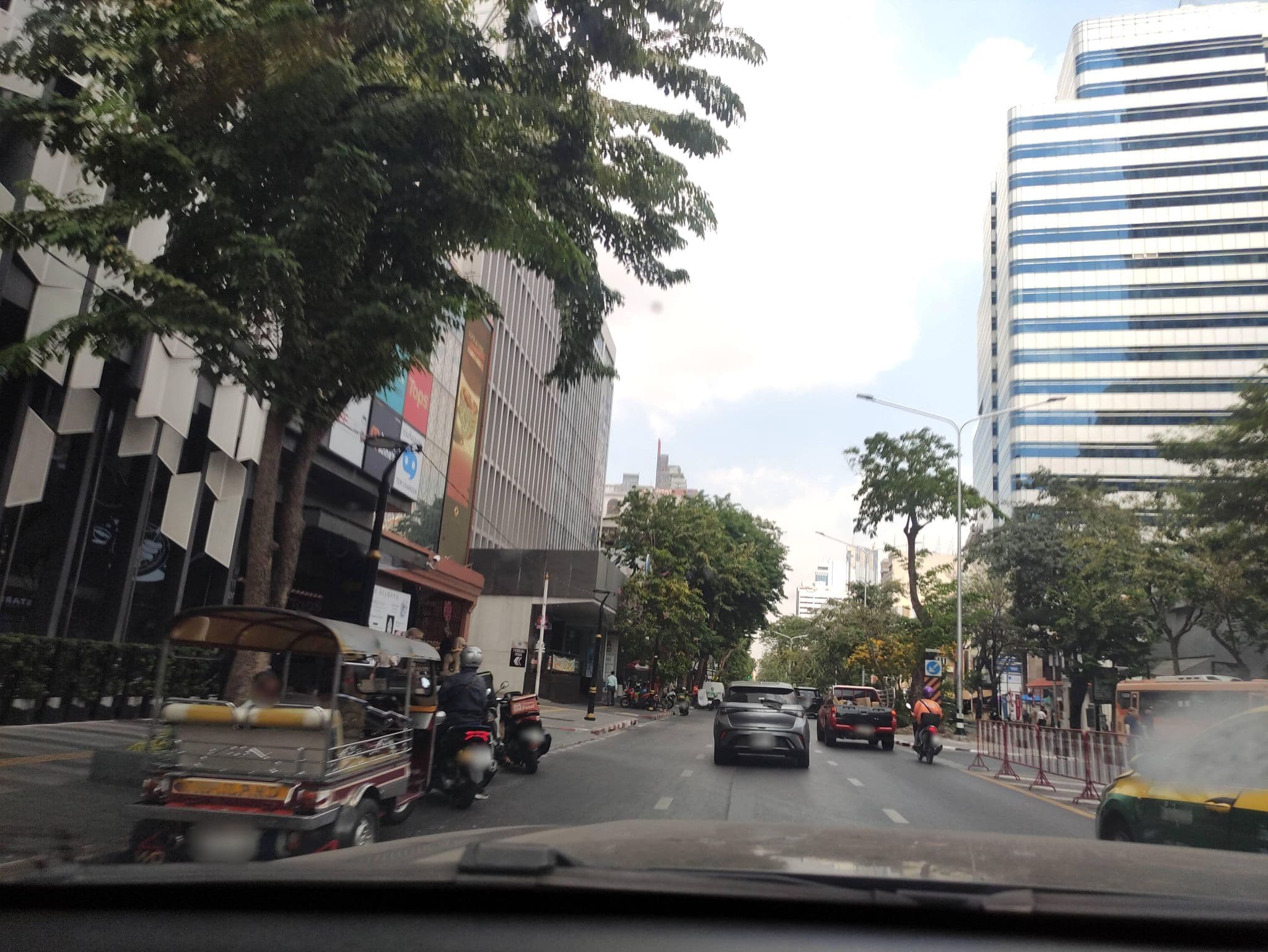 Street view near โจ๊กหมู ข้างเซเว่น สีลม18, Bang Rak — © kasetitkml_pipitchai (CC BY-SA · Mapillary)