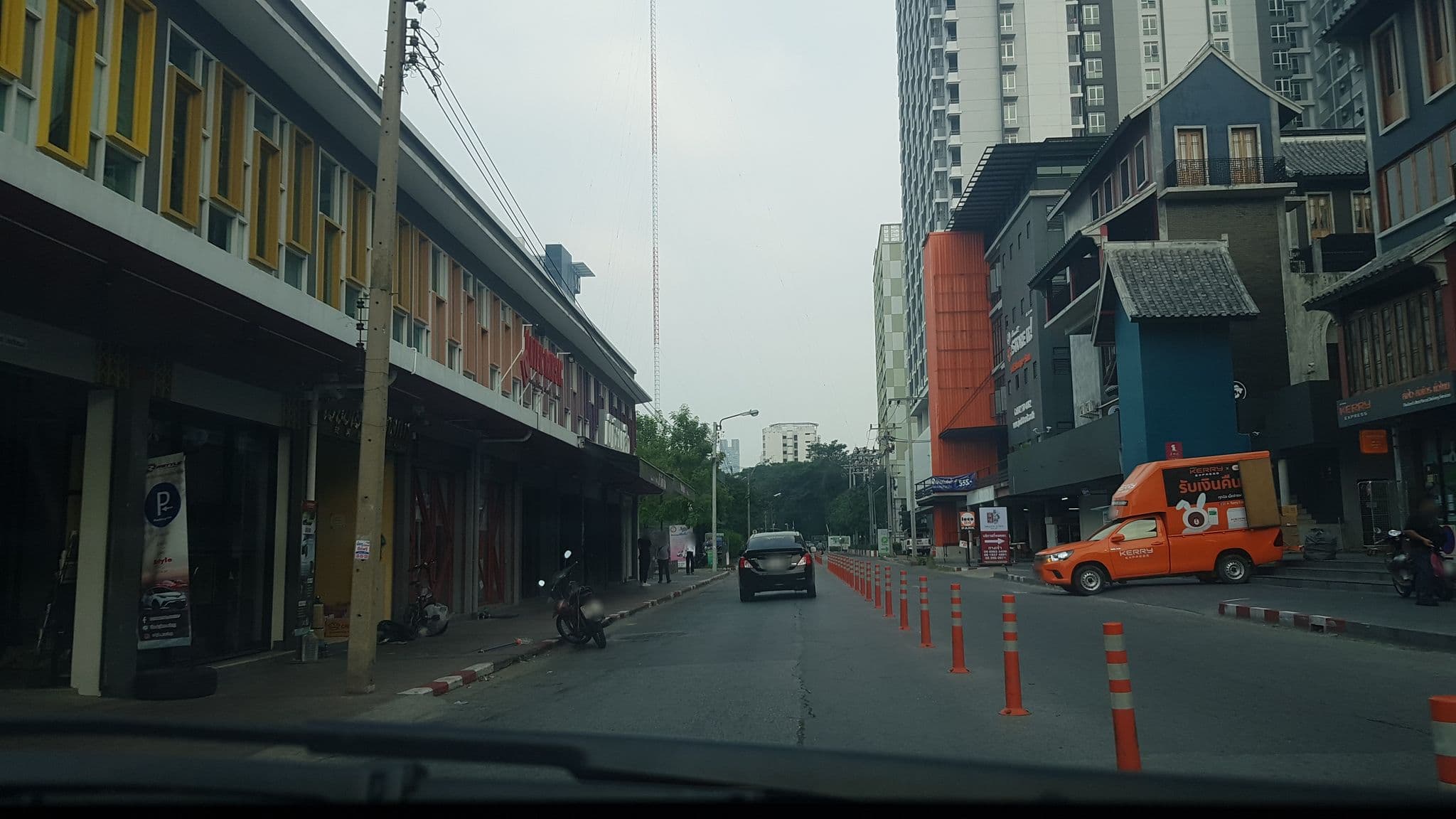 Street view near TargetInn Hostel, Pathum Wan — © rariyaso (CC BY-SA · Mapillary)