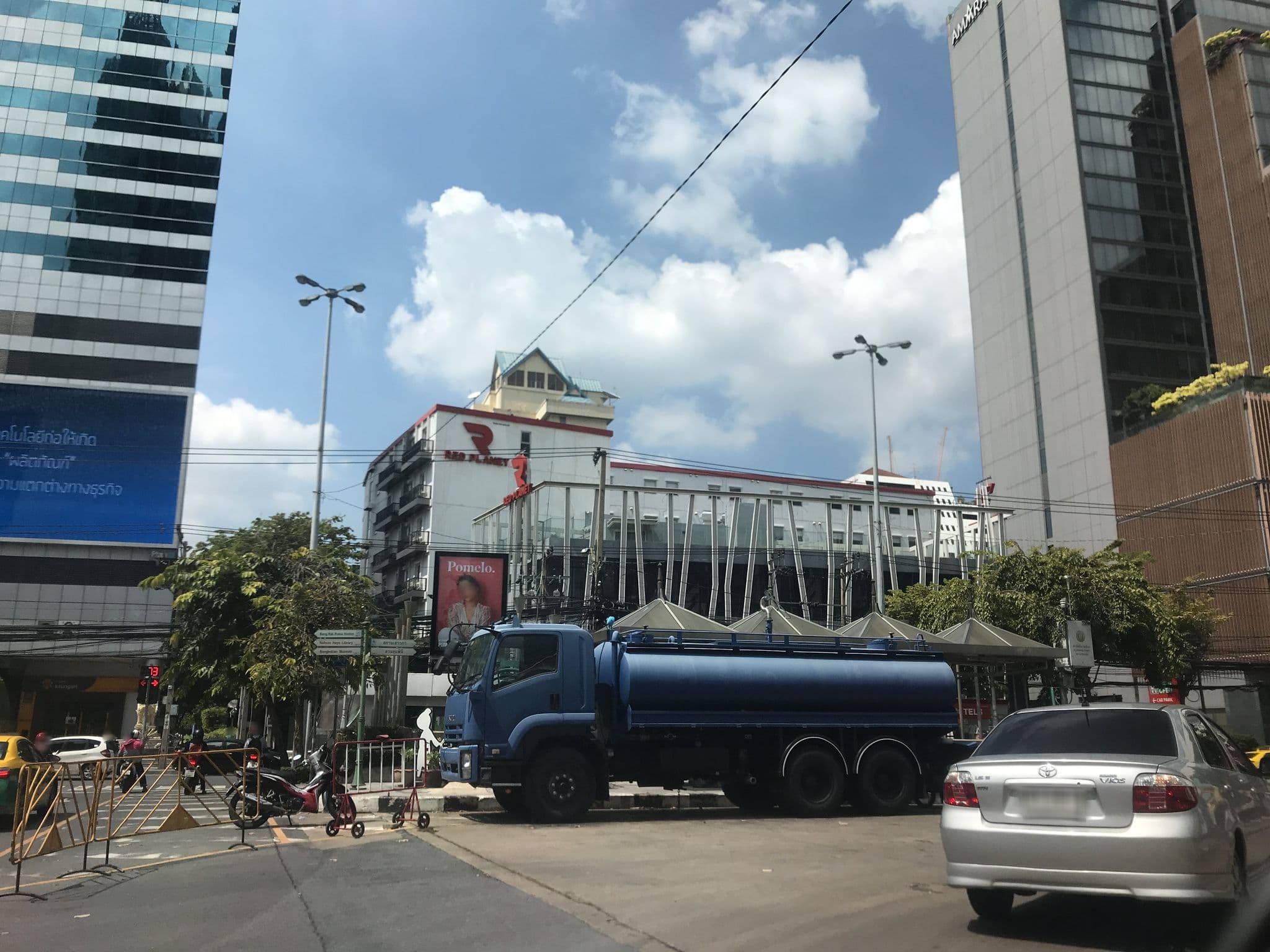 Street view near Chatbox Hostel, Bang Rak — © balletty (CC BY-SA · Mapillary)
