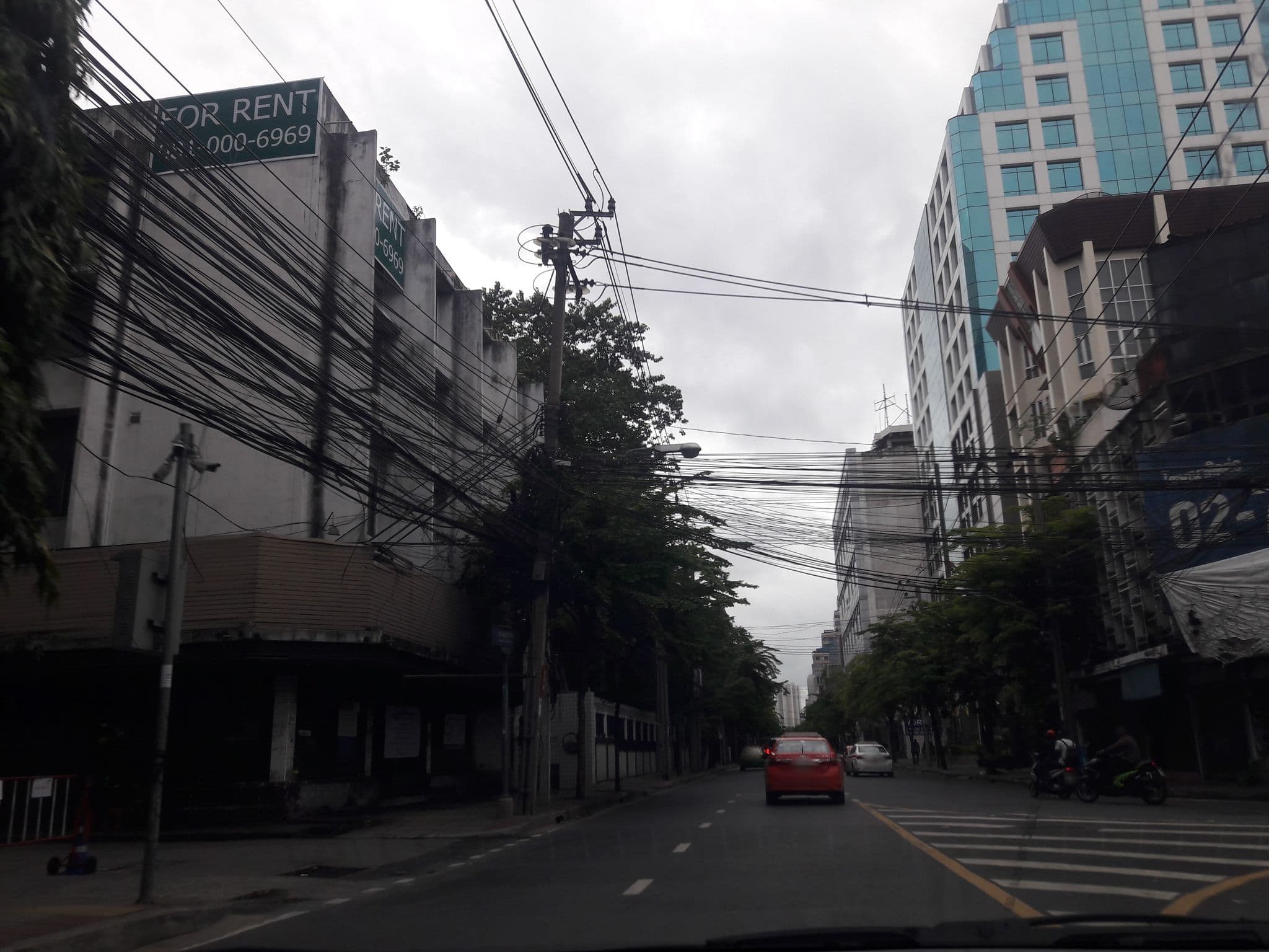 Street view near hapio place, Bang Rak — © dukeduke (CC BY-SA · Mapillary)