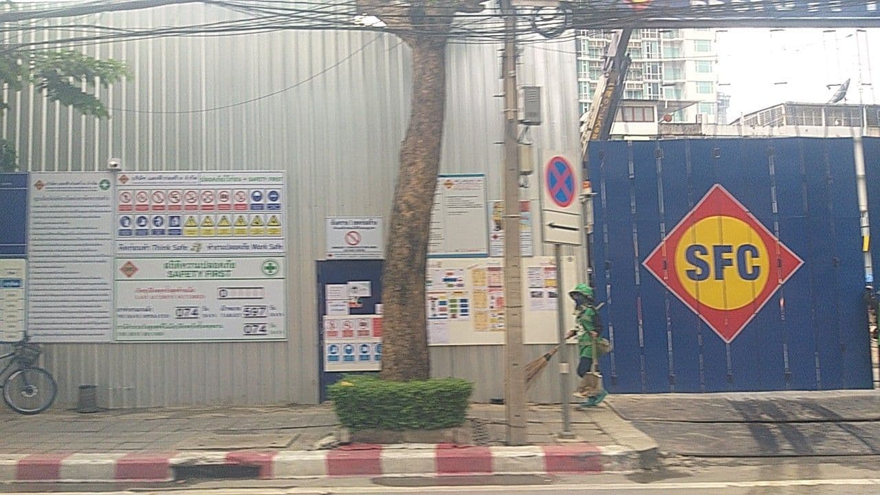 Street view near dusitD2 Samyan, Bang Rak — © ozflor (CC BY-SA · Mapillary)