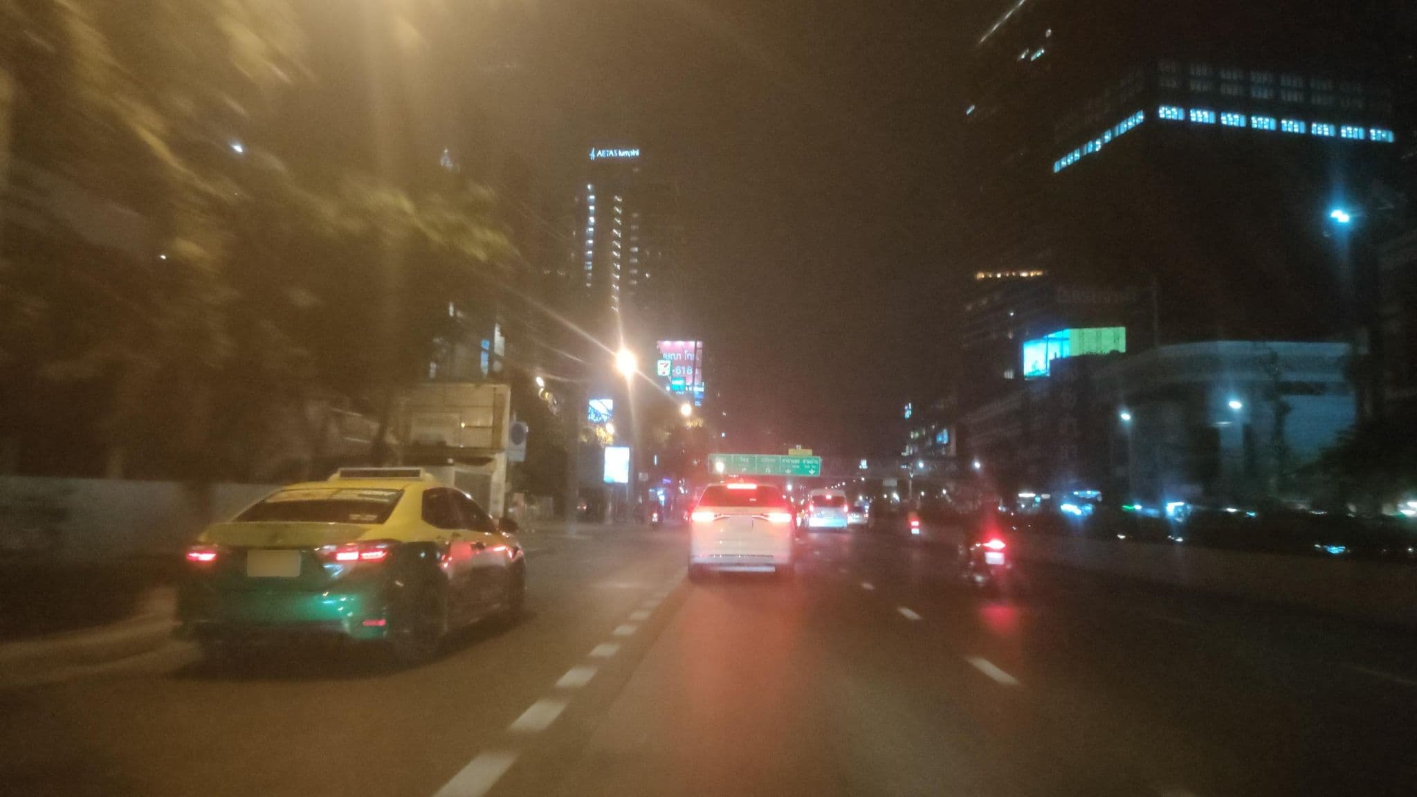 Street view near คอนราดโฮเต็ล, Bang Rak — © koki2529 (CC BY-SA · Mapillary)