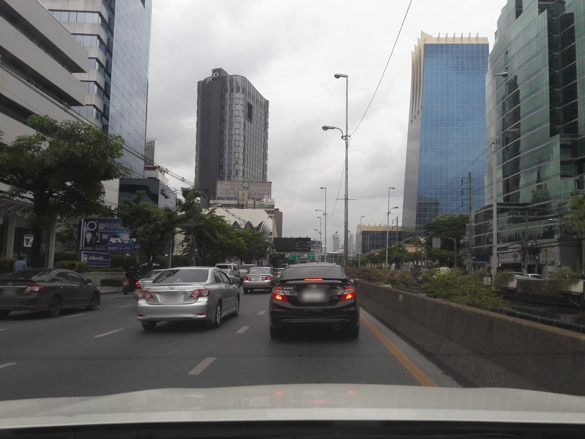 Street view near Y.W.C.A Forever n a Day Center, Bang Rak — © collectiontrue (CC BY-SA · Mapillary)