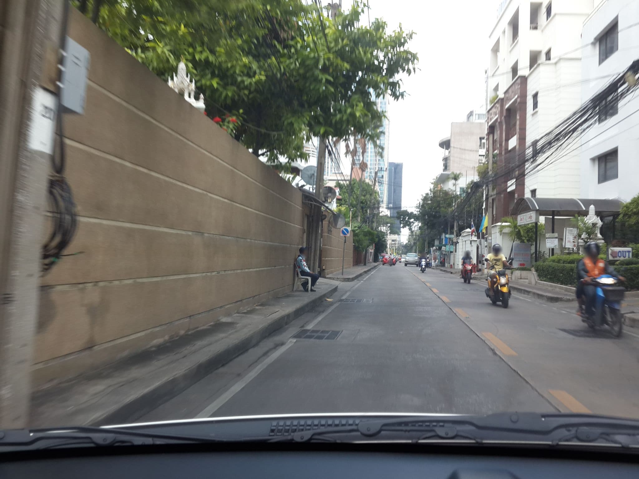 Street view near Jim's Lodge Hotel, Makkasan — © mishari (CC BY-SA · Mapillary)