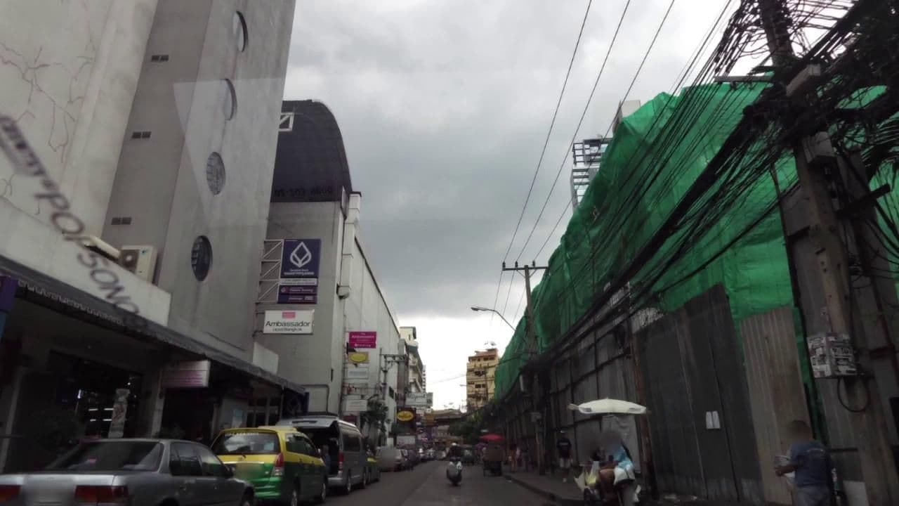 Street view near Suk 11 Hostel, Makkasan — © toffy (CC BY-SA · Mapillary)