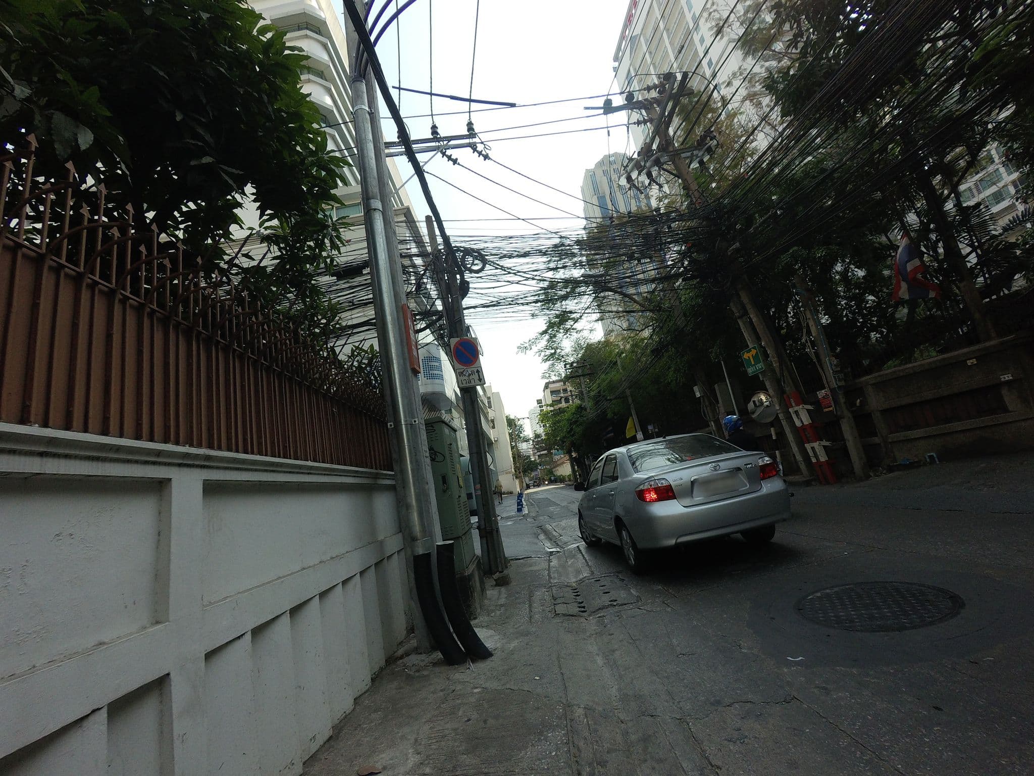 Street view near Siam Inn Guesthouse, Makkasan — © mishari (CC BY-SA · Mapillary)